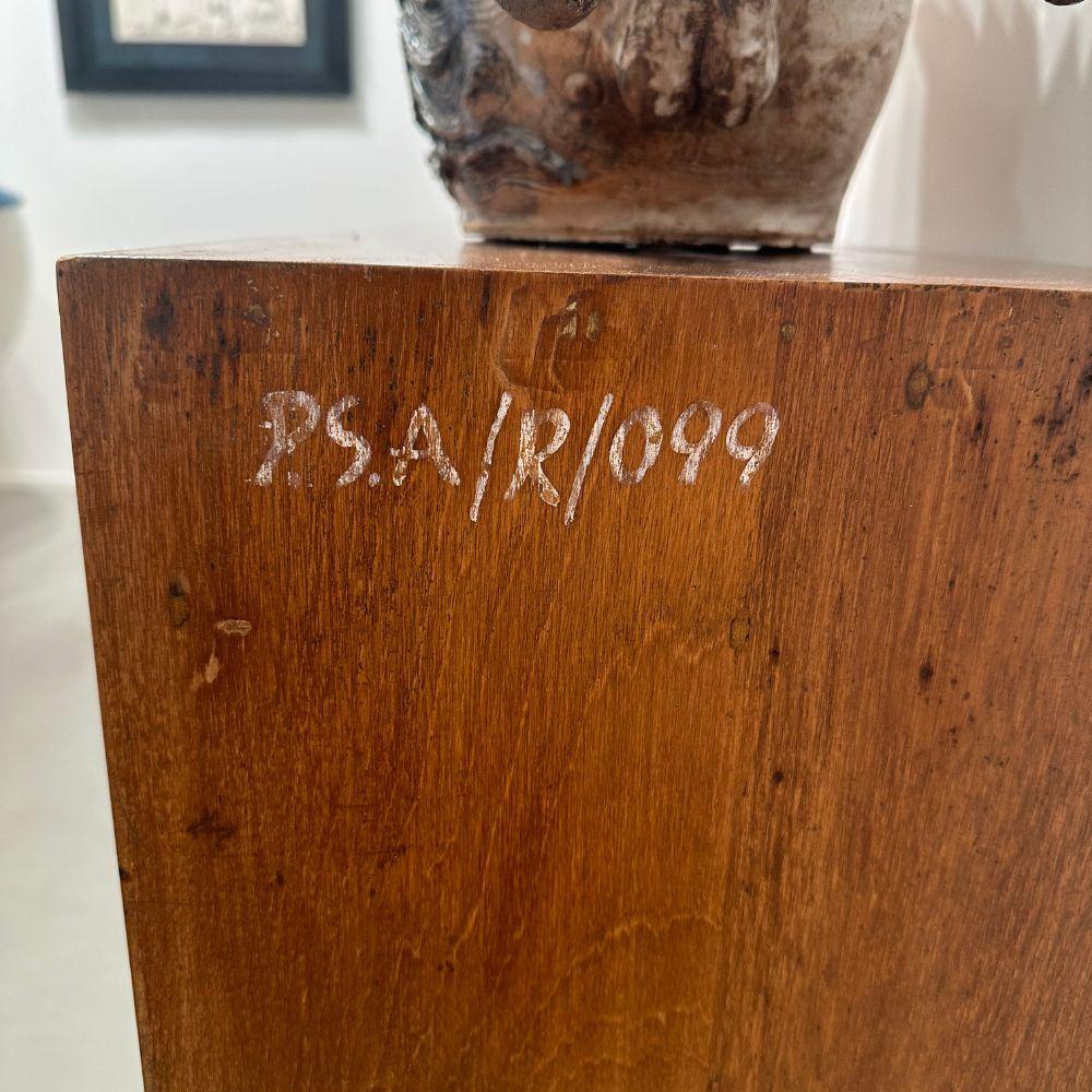 Mobile contenitore bifacciale in teak massiccio.
Telaio quadrangolare aperto con tre scomparti asimmetrici.
Base corta sotto il telaio composta da due elementi con gambe a 