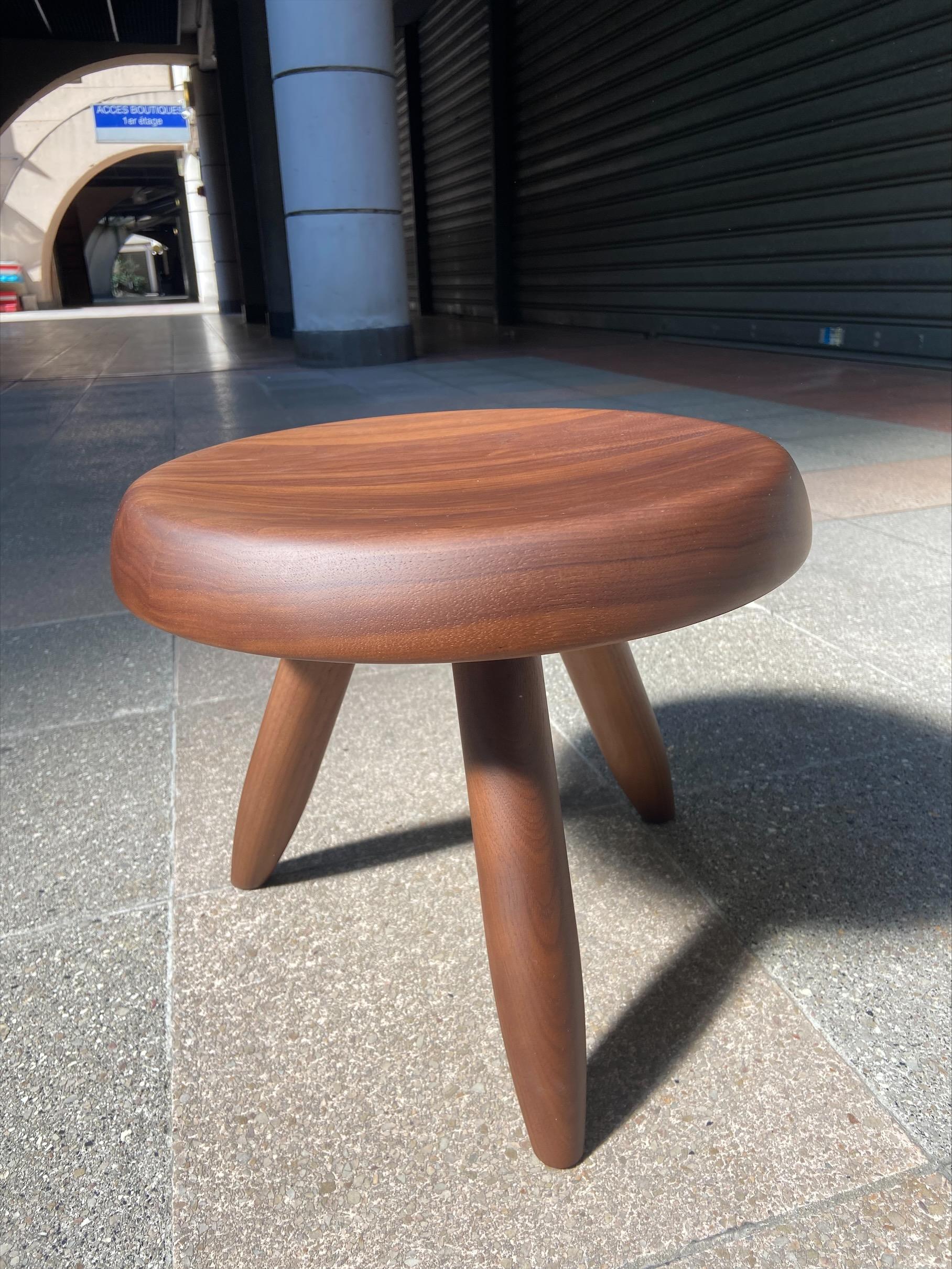 Low shepherd stool - Charlotte Perriand
Walnut
Numbered and signed
With Cassina certificate
New - Cassina edition
Measures: D 33 cms x H 26,7 cms.
