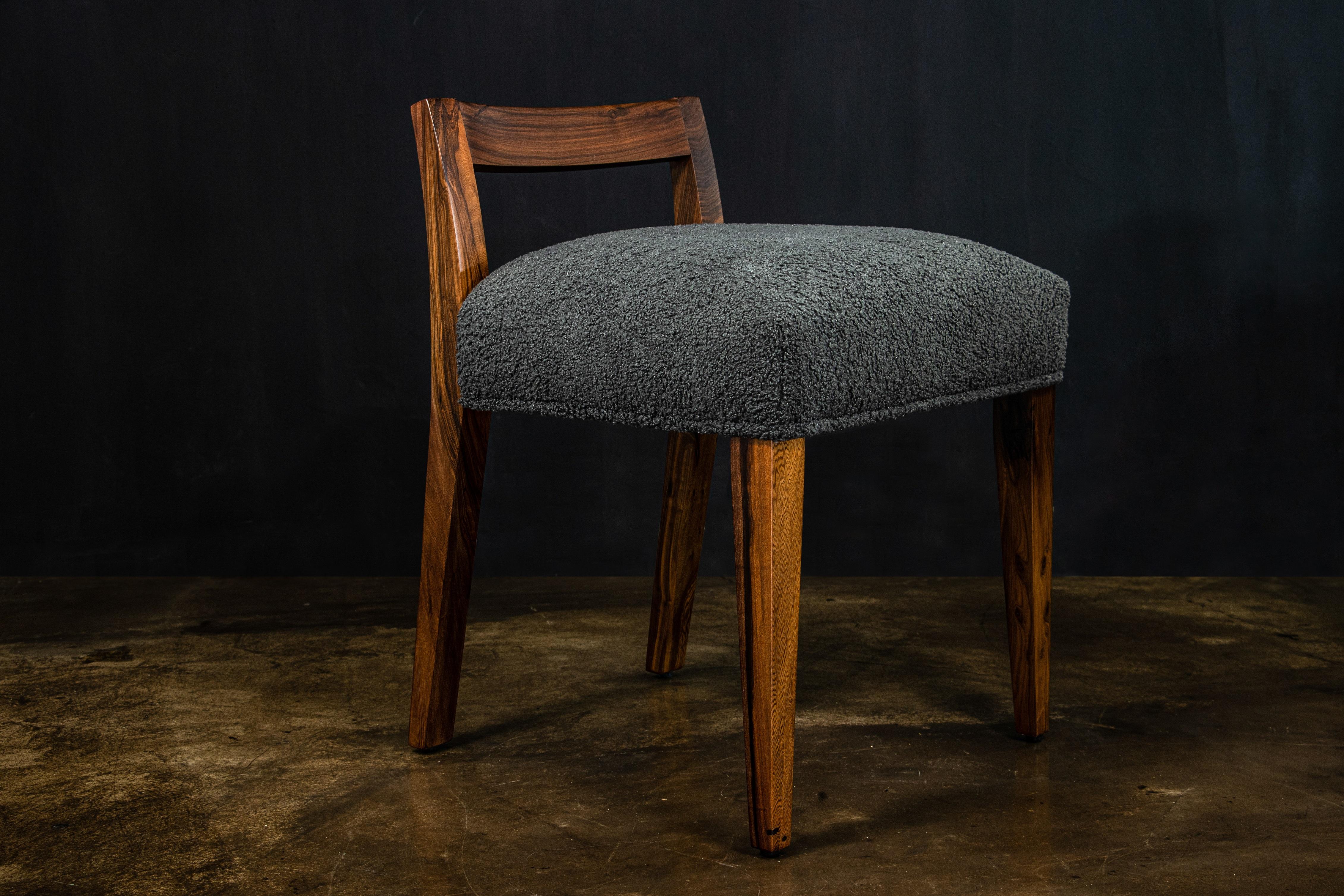 Con un'altezza di soli 25 pollici, la sedia Umberto offre uno stile elegante e sobrio. Da quando è stata introdotta a metà degli anni 2000, è stata una delle sedie più richieste da Costantini e di solito è disponibile in stock e in pronta consegna