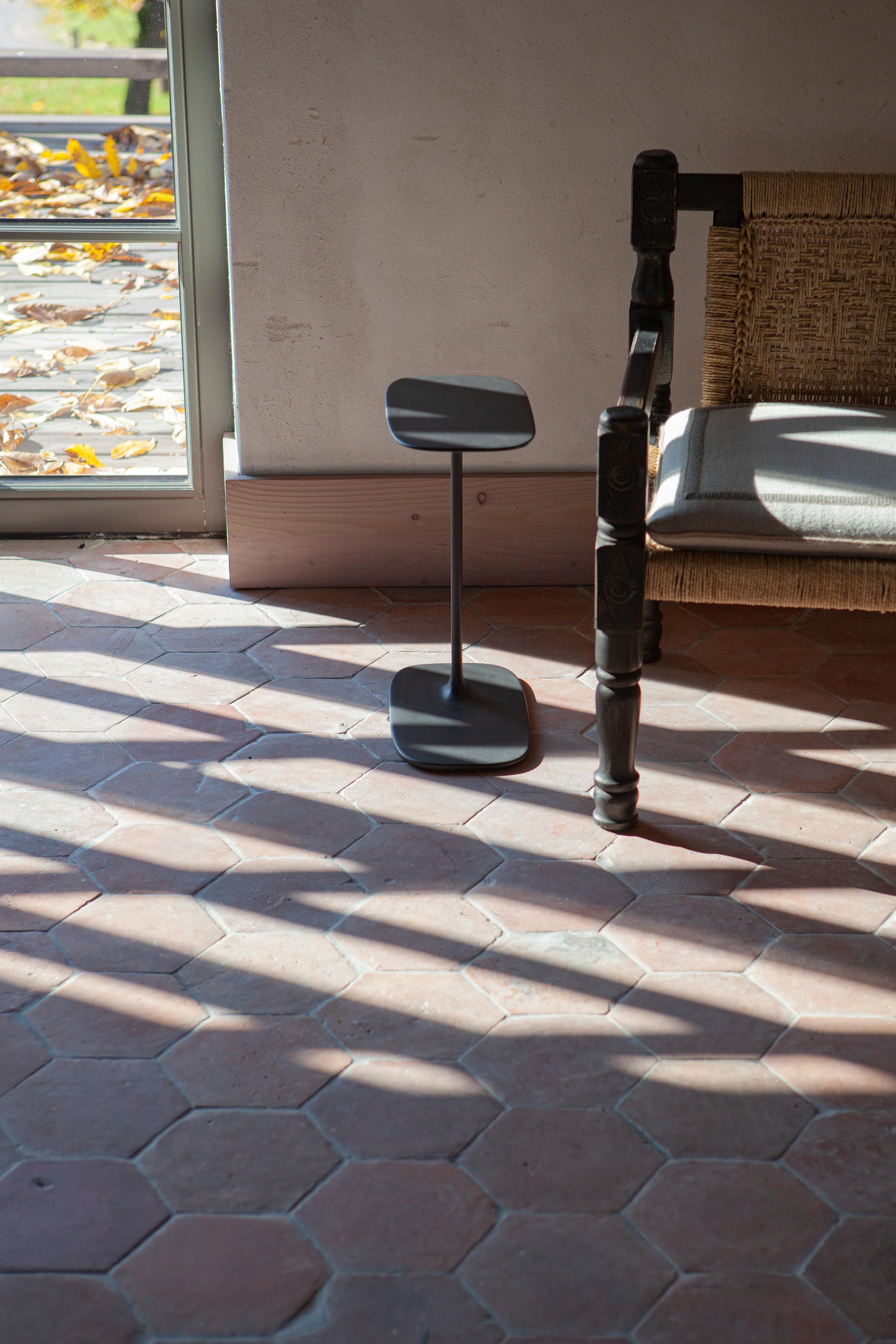 UNISM - Table d'appoint en aluminium revêtu Neuf - En vente à Warszawa, PL