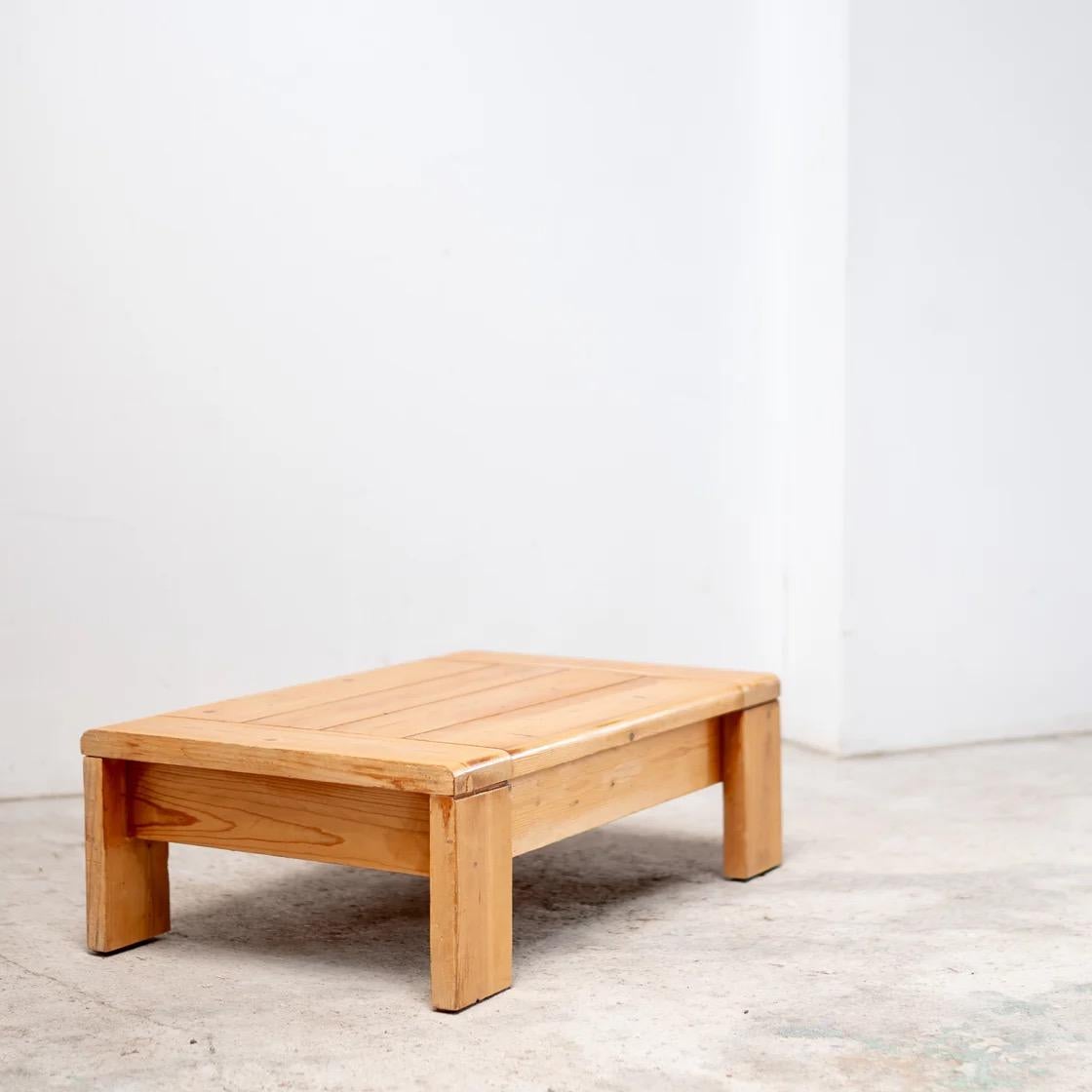 Simple, sturdy construction with warm natural patina. A piece selected for the Les Arcs environment, reflecting its functional Alpine aesthetic.