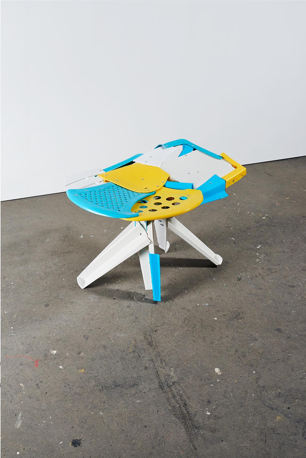 Brutalisme Table basse, Pierre Castignola, plastique bleu, blanc et jaune en vente