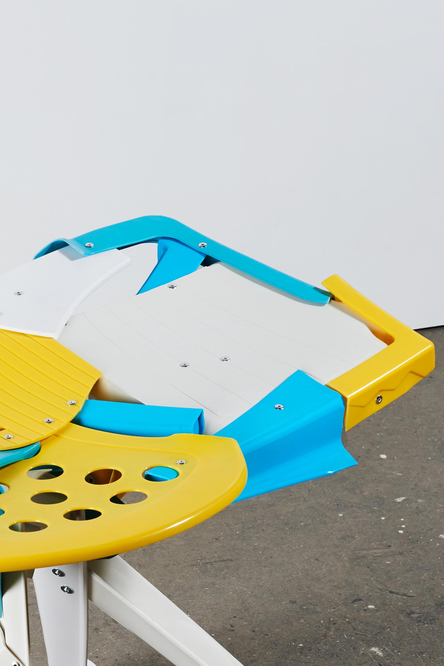 Niedriger Beistelltisch, Pierre Castignola, blauer, weißer und gelber Kunststoff im Zustand „Neu“ im Angebot in AMSTERDAM, NL