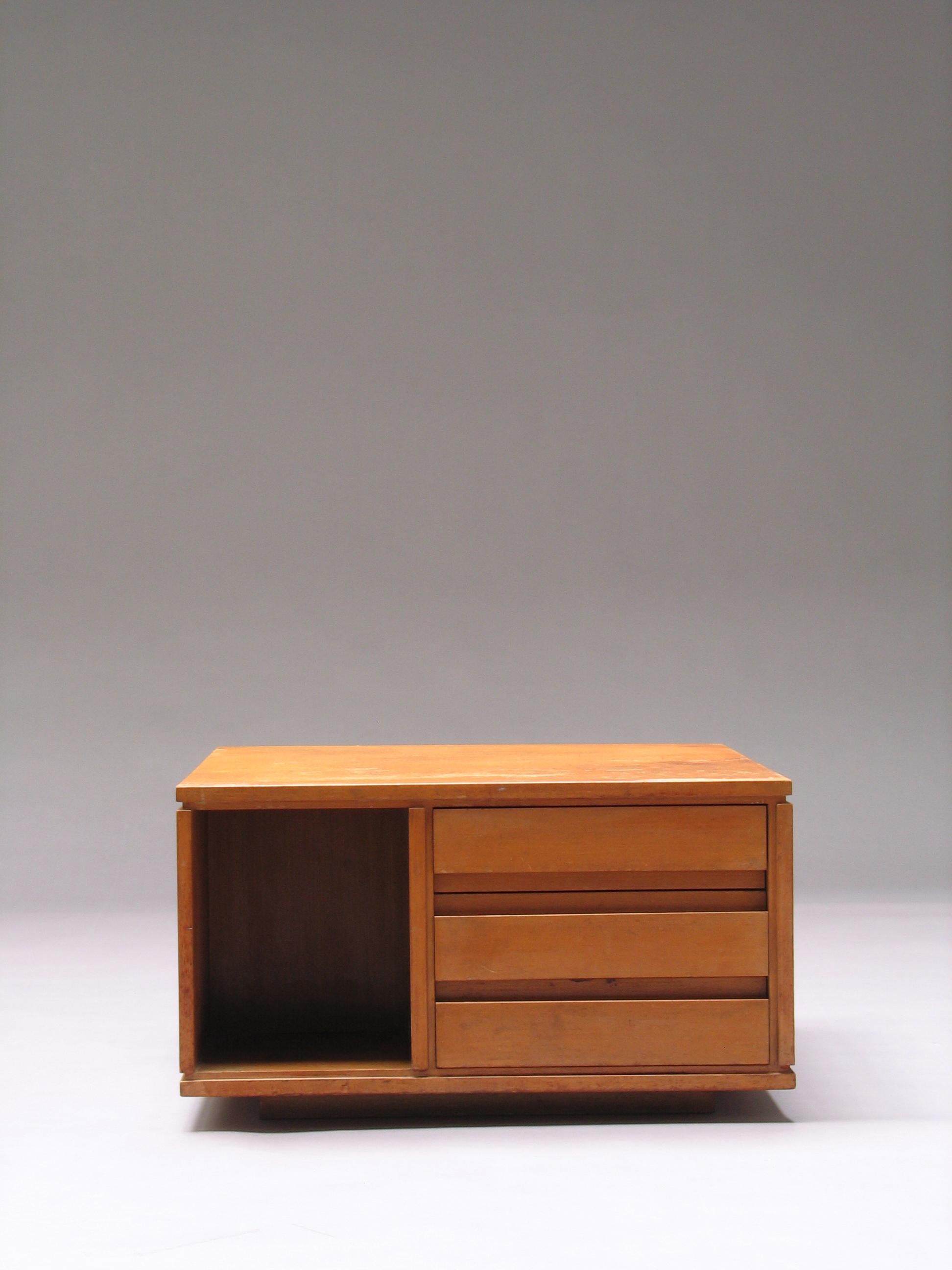 Mesa auxiliar baja con cajones by Ico Parisi Moderno de mediados de siglo en venta