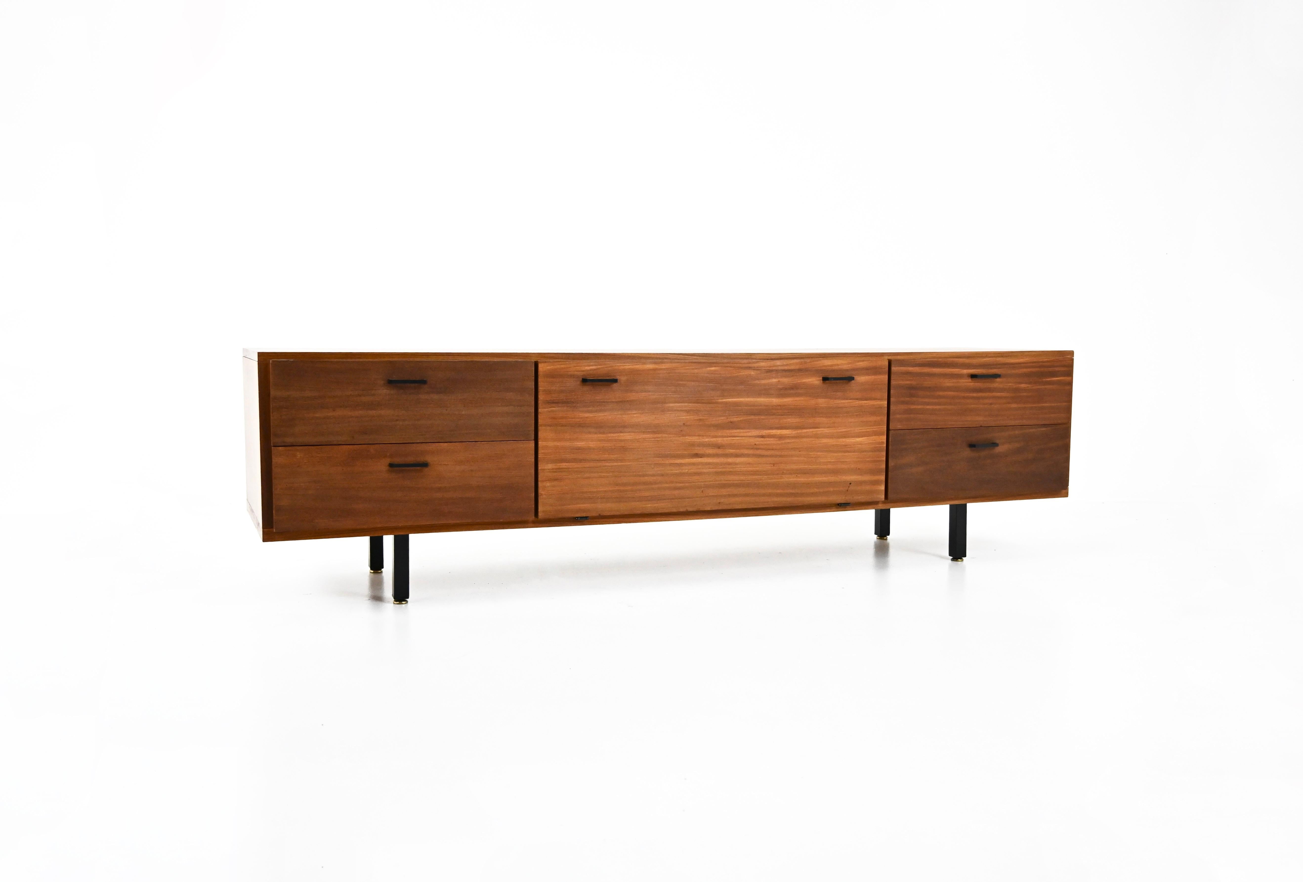 Low sideboard in wood and metal designed by Simpla Lux with 4 drawers and a hinged door. Wear due to time and age.
FOR SHIPPING, REQUEST US FOR RECEIVE THE BEST PRICE
