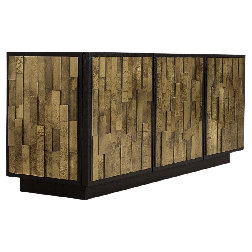 This low module brings a dazzling golden touch to your space. This module in Espresso finish oak veneer has layered brass door facades.
Other finishes and dimensions are available on request.
We do our best to expedite production and to ship and