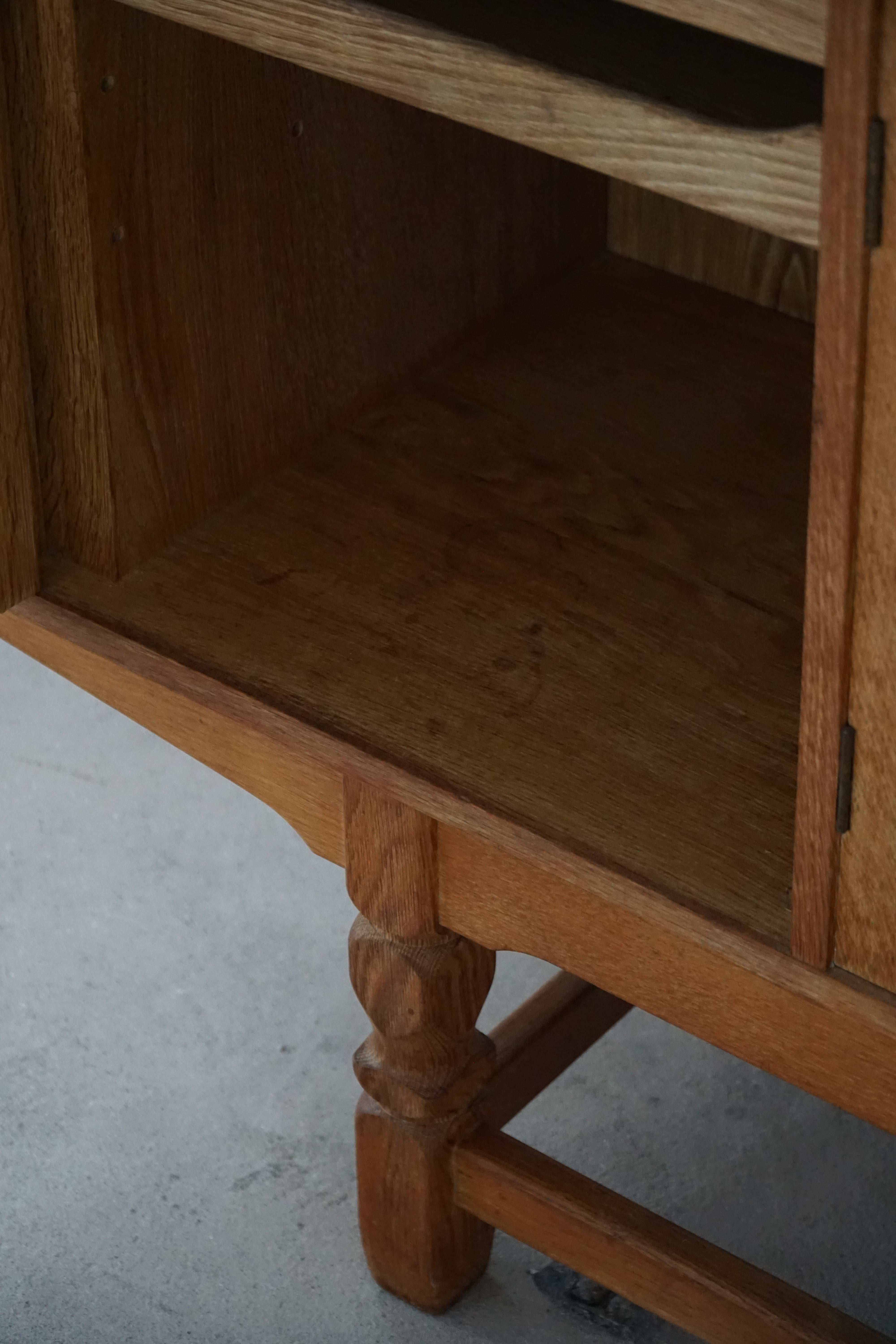Low Sideboard in Oak, Mid Century Modern, Made by a Danish Cabinetmaker, 1960s en venta 6