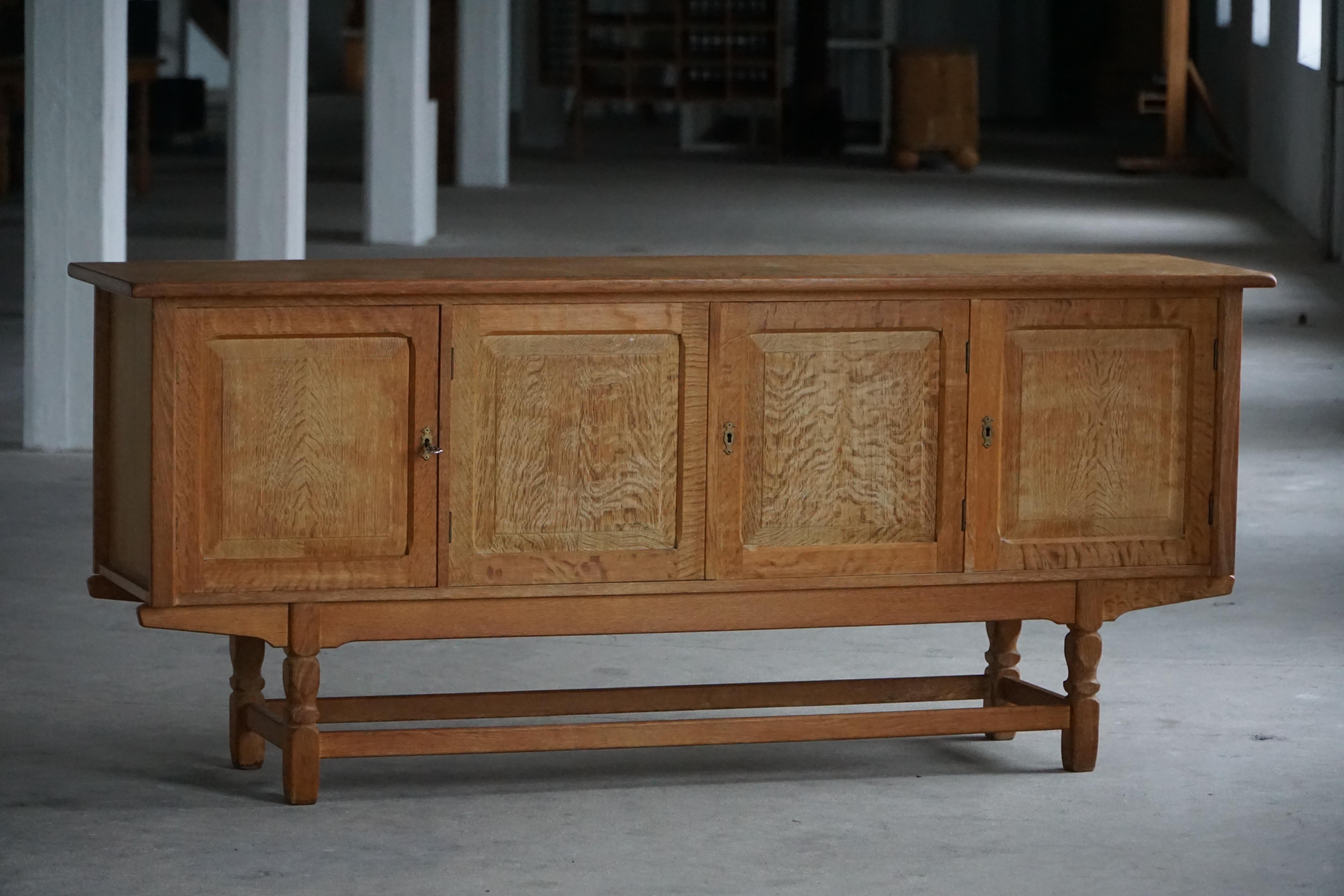 Low Sideboard in Oak, Mid Century Modern, Made by a Danish Cabinetmaker, 1960s en venta 7