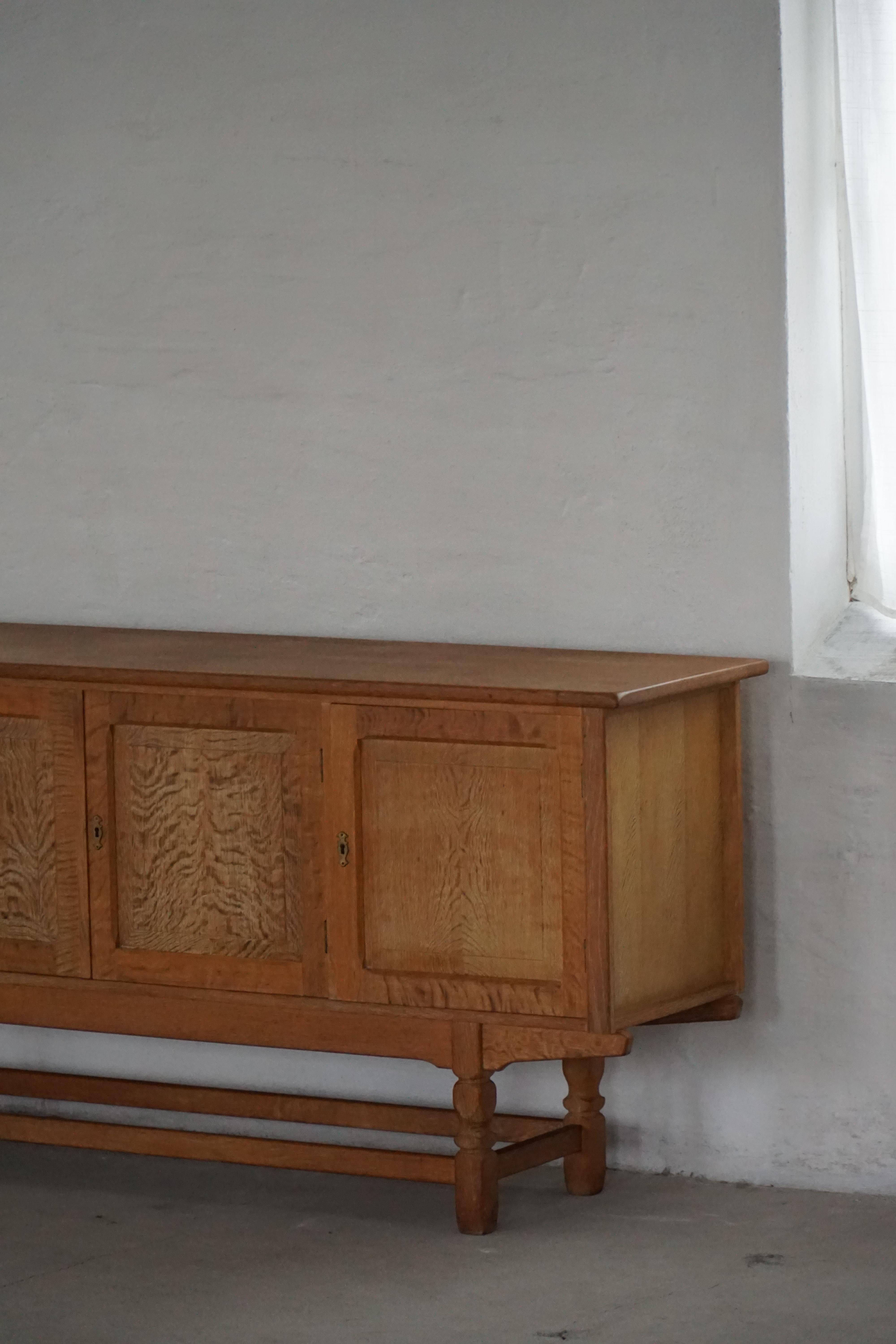 Low Sideboard in Oak, Mid Century Modern, Made by a Danish Cabinetmaker, 1960s en venta 9