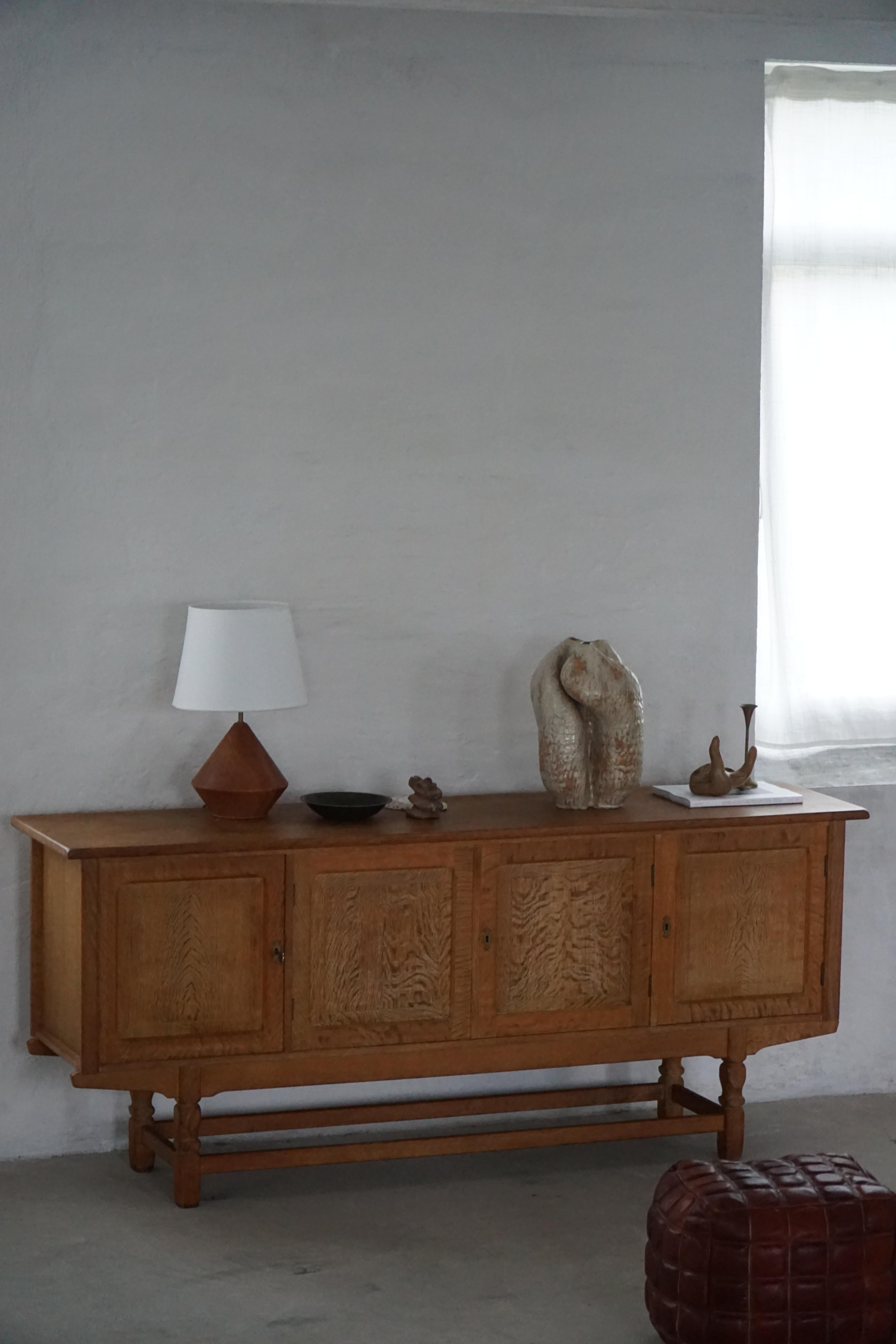 Low Sideboard in Oak, Mid Century Modern, Made by a Danish Cabinetmaker, 1960s en venta 10