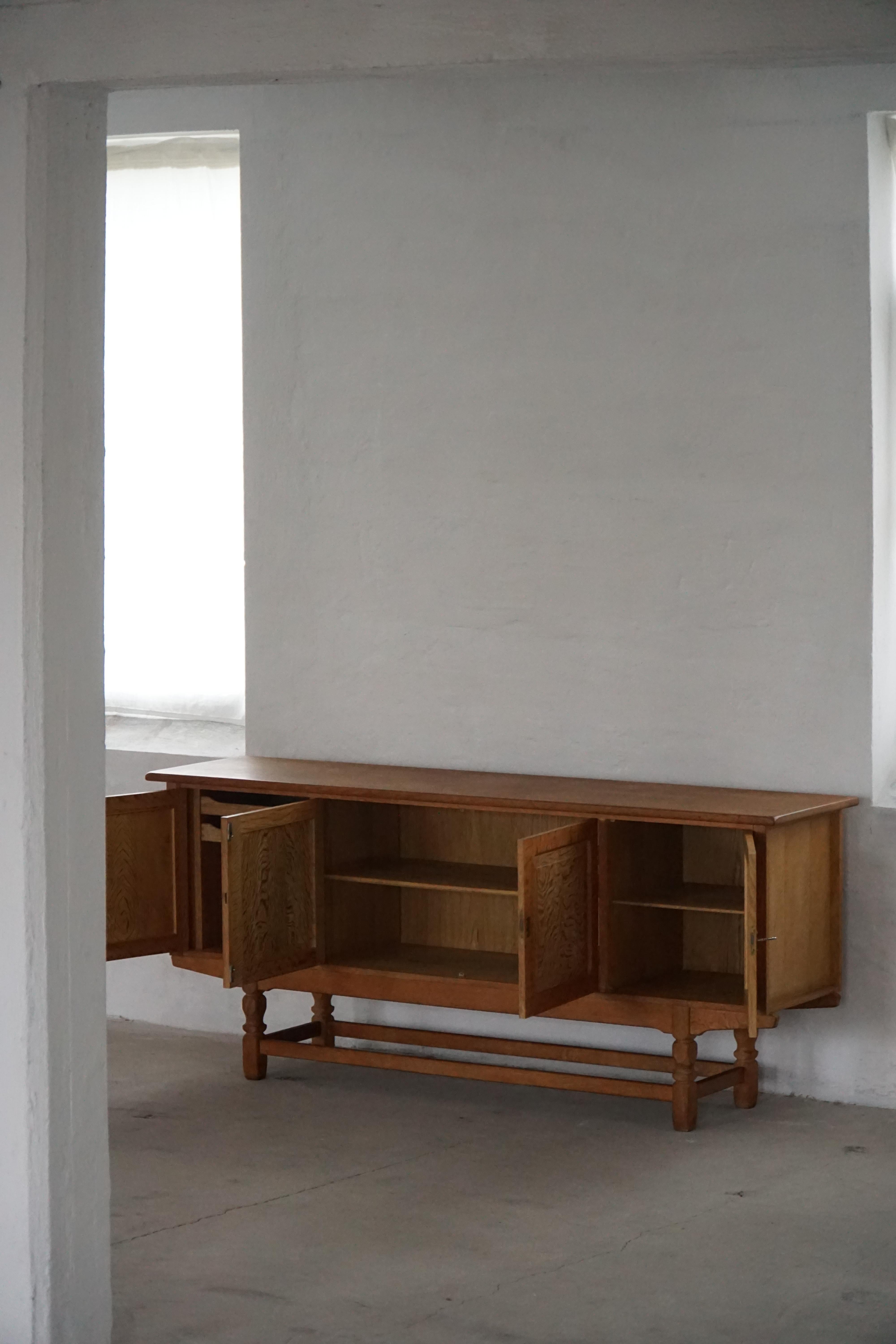 Low Sideboard in Oak, Mid Century Modern, Made by a Danish Cabinetmaker, 1960s Escandinavo moderno en venta