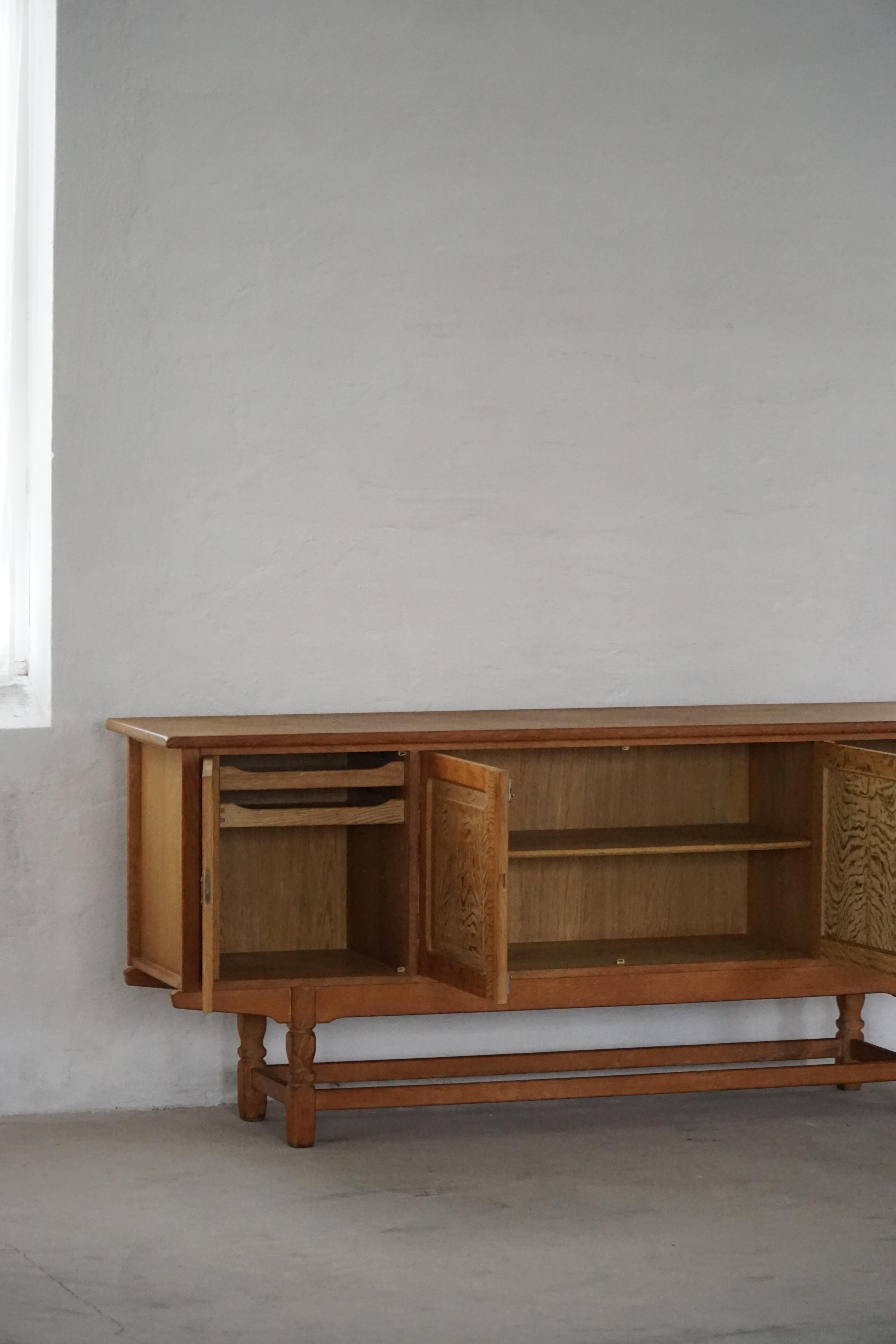 Low Sideboard in Oak, Mid Century Modern, Made by a Danish Cabinetmaker, 1960s Danés en venta