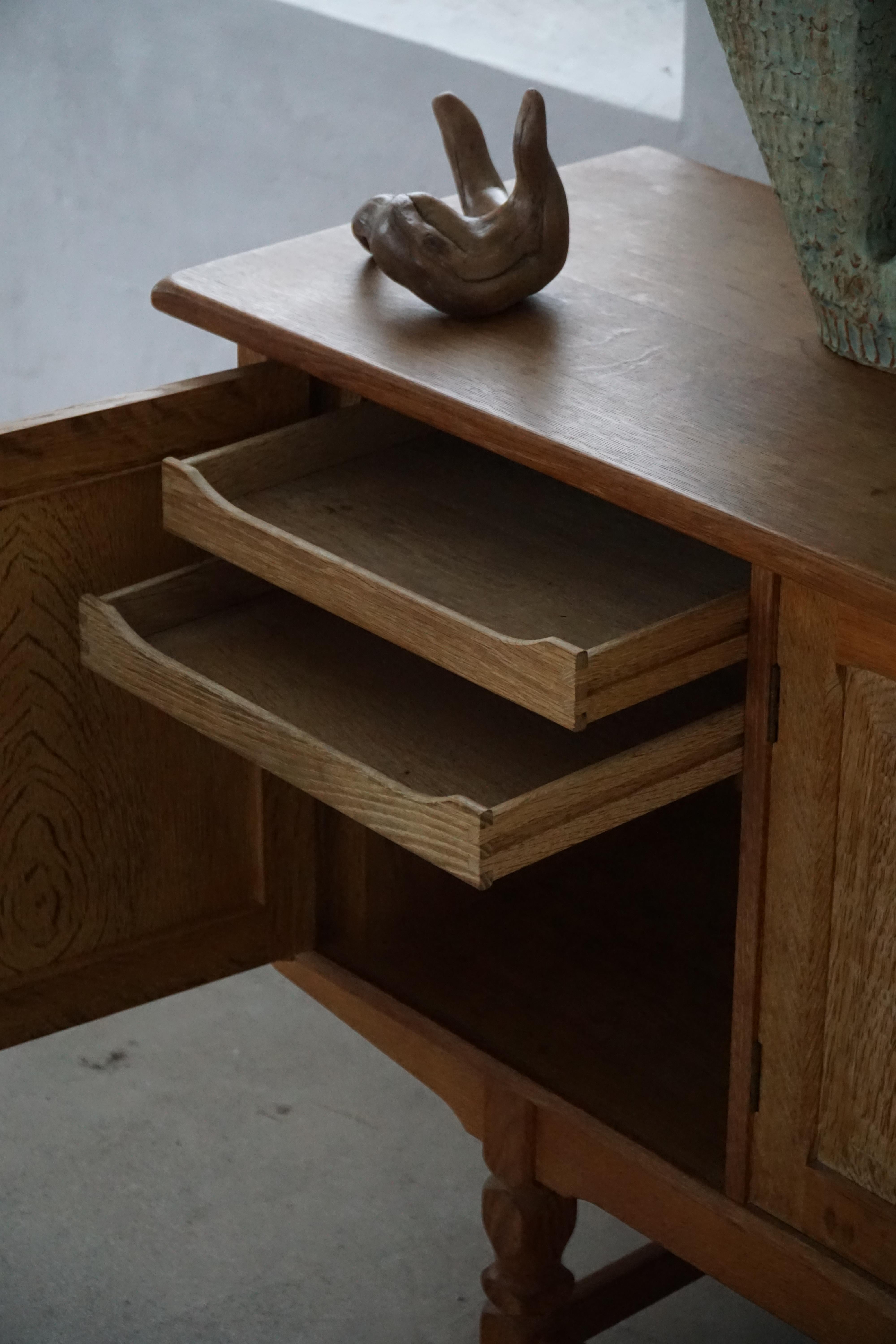 Low Sideboard in Oak, Mid Century Modern, Made by a Danish Cabinetmaker, 1960s siglo XX en venta