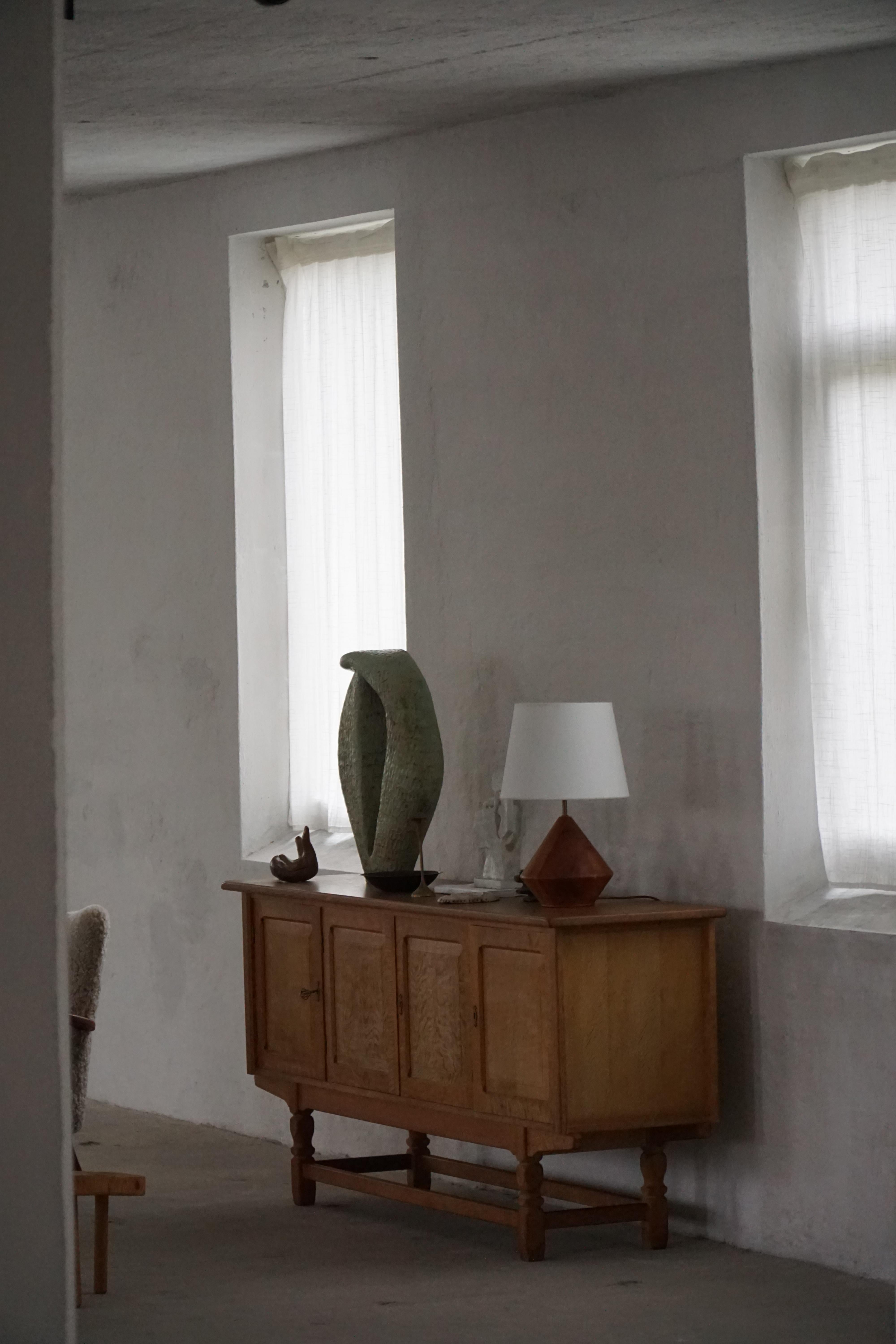 Low Sideboard in Oak, Mid Century Modern, Made by a Danish Cabinetmaker, 1960s Roble en venta