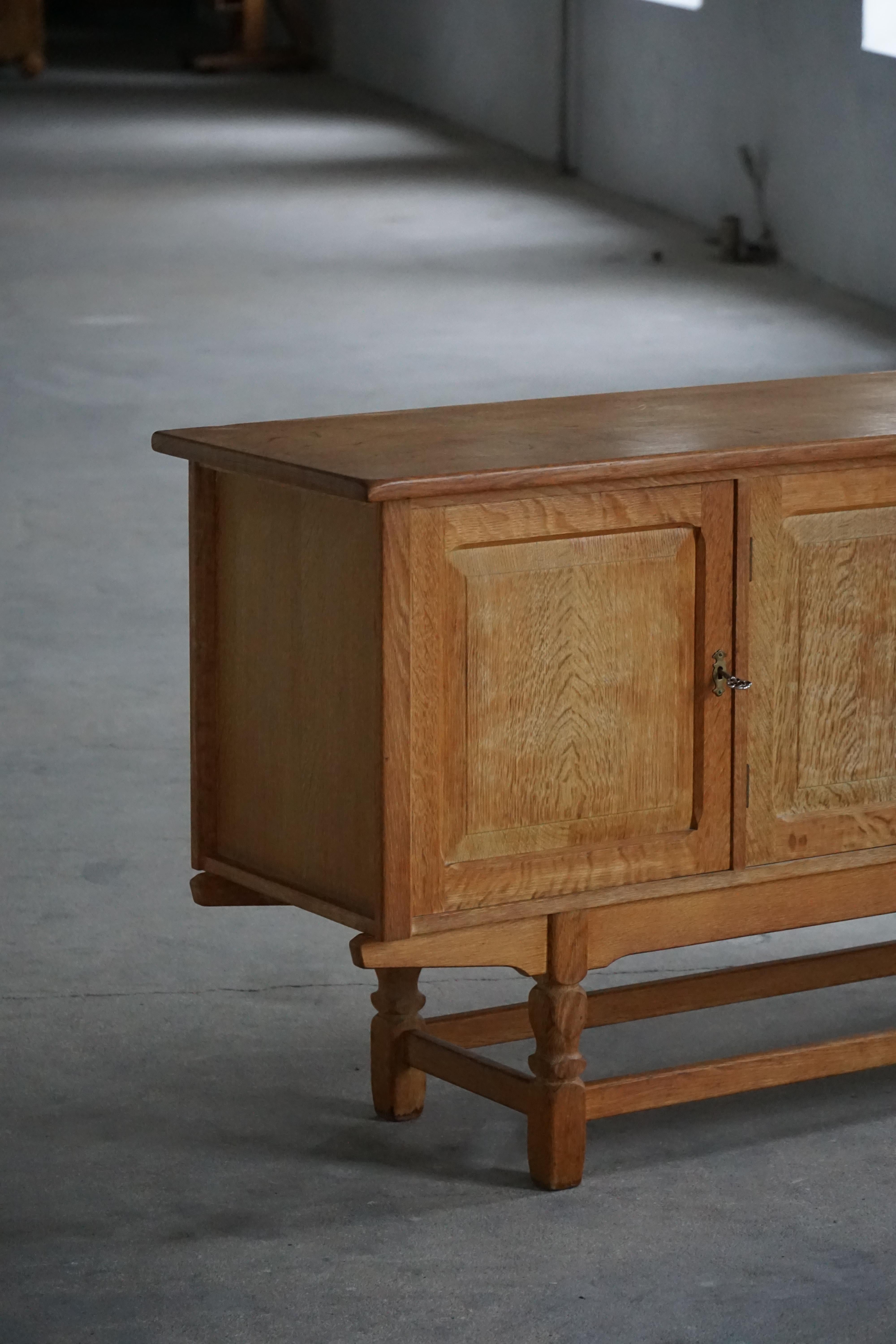 Low Sideboard in Oak, Mid Century Modern, Made by a Danish Cabinetmaker, 1960s en venta 2