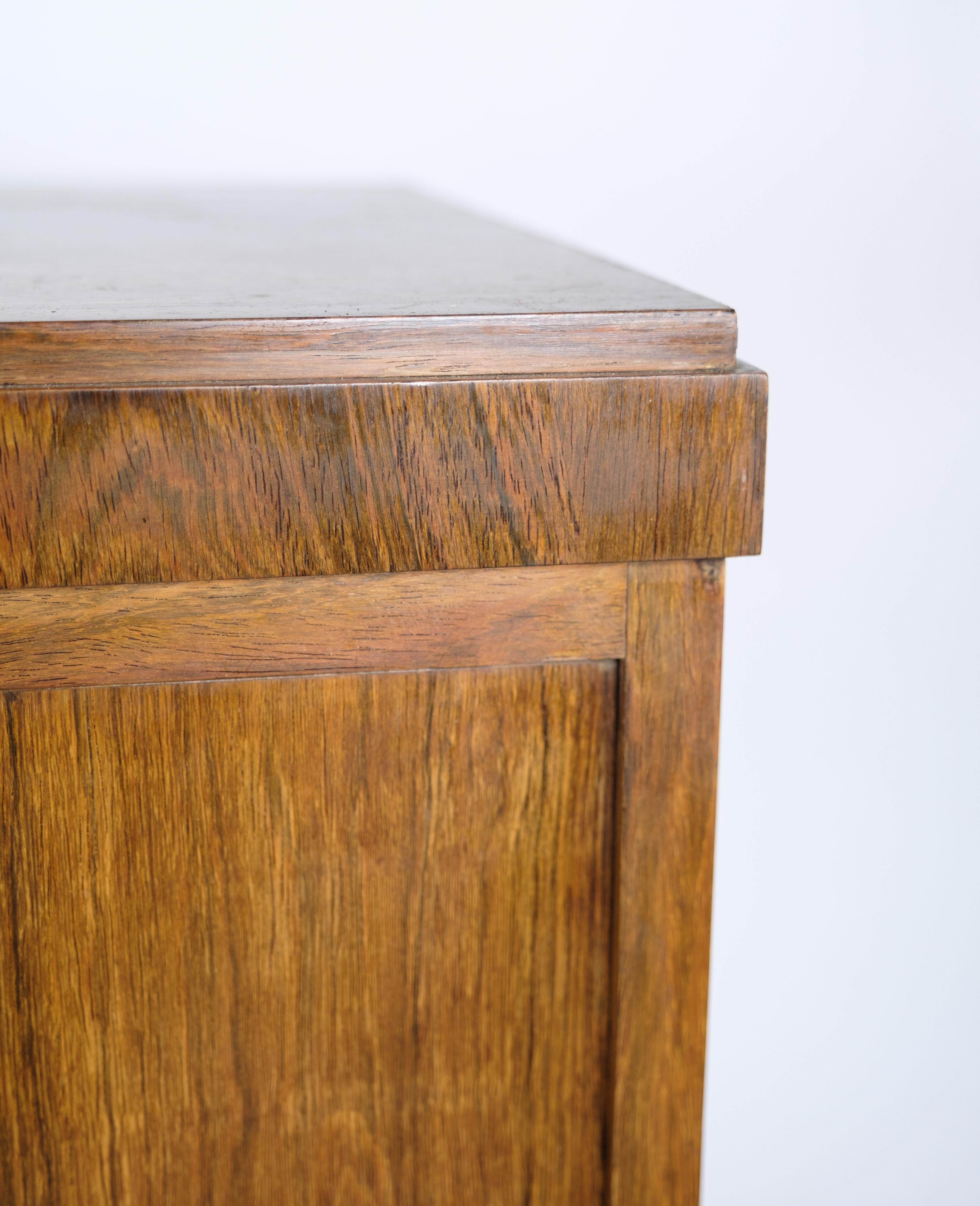 Niedriges Sideboard aus Palisanderholz mit Türen und 4 Schubladen aus Messing, dänische Tischlermeisterarbeit aus den 1950er Jahren.
Abmessungen in cm: H:84 B:161 T:41