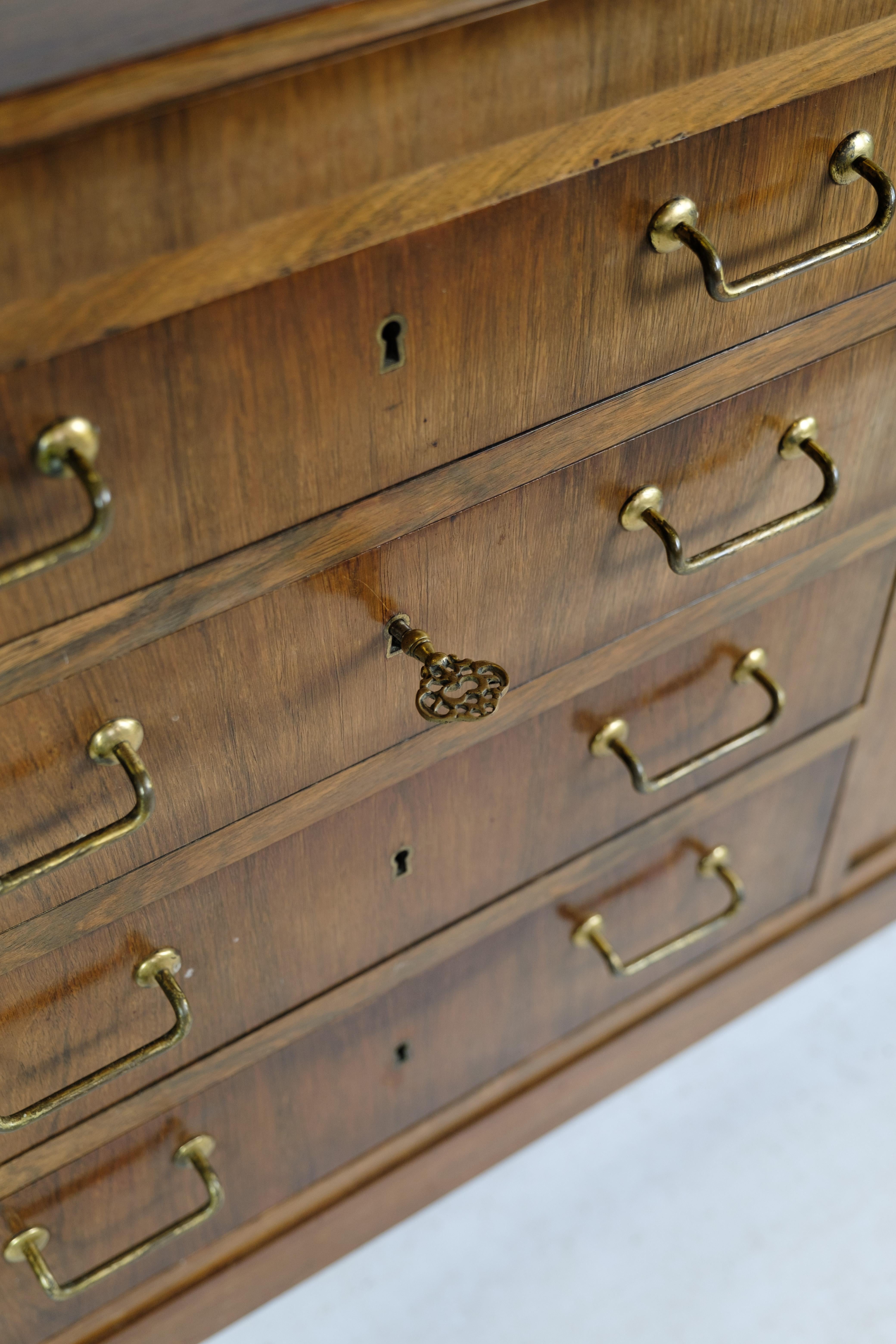 Metà XX secolo Credenza bassa in palissandro con maniglie in ottone di un falegname danese degli anni '50 in vendita