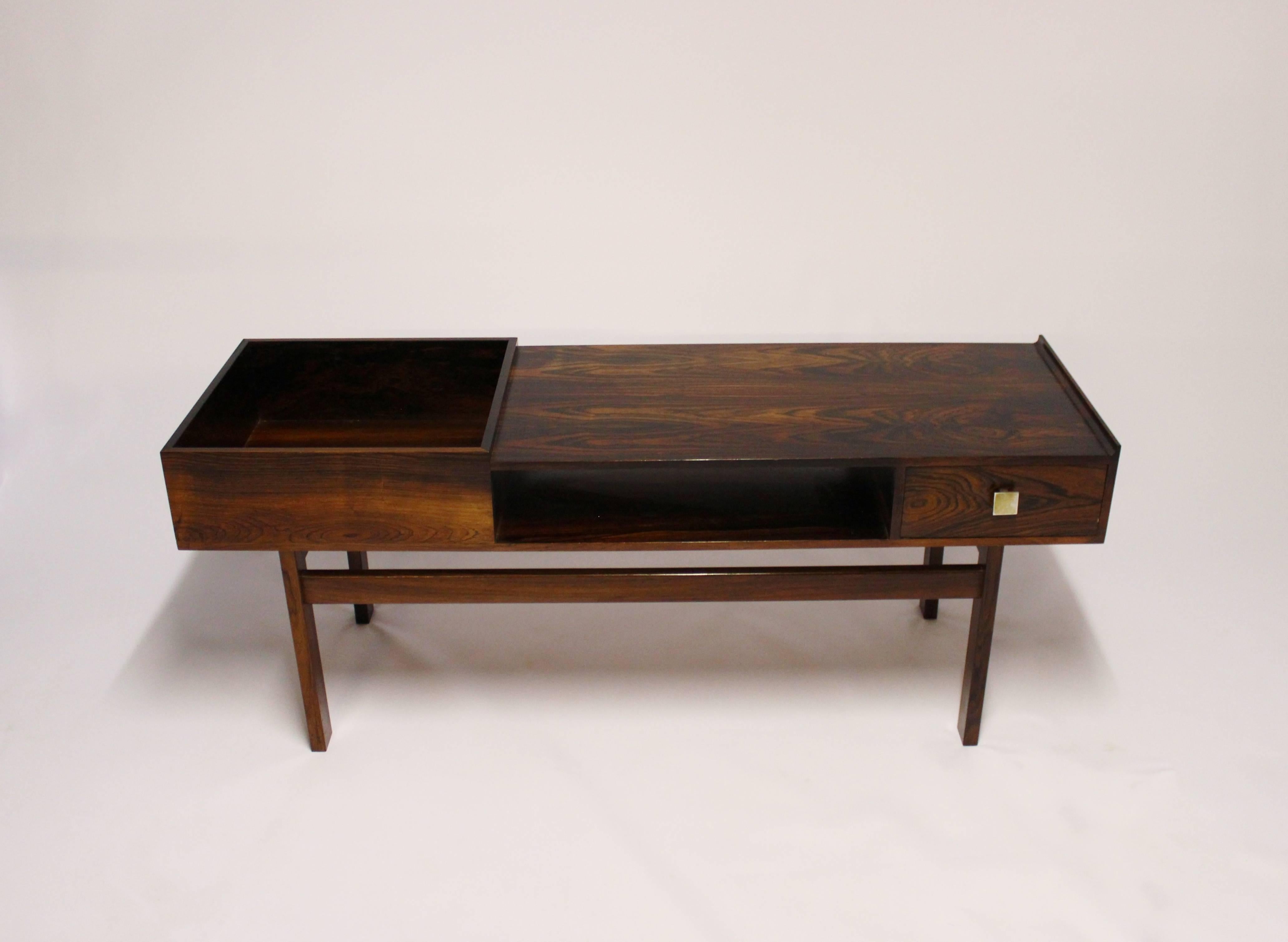 Low sideboard in rosewood with drawer, of Danish design from the 1960s. The sideboard is in great vintage condition.
