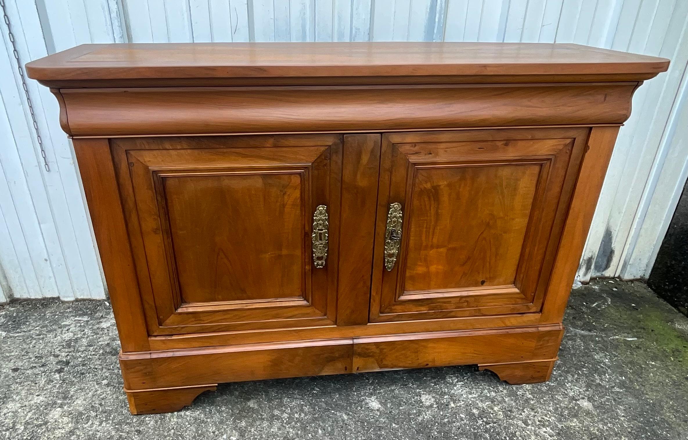 Antique French Louis-Philippe Walnut Buffet with Shaped Drawer, Loire Valley, Late 19th Century Un hermoso buffet francés Louis Philippe de nogal del valle del Loira, de finales del siglo XIX. Esta elegante pieza presenta un gran cajón delantal con