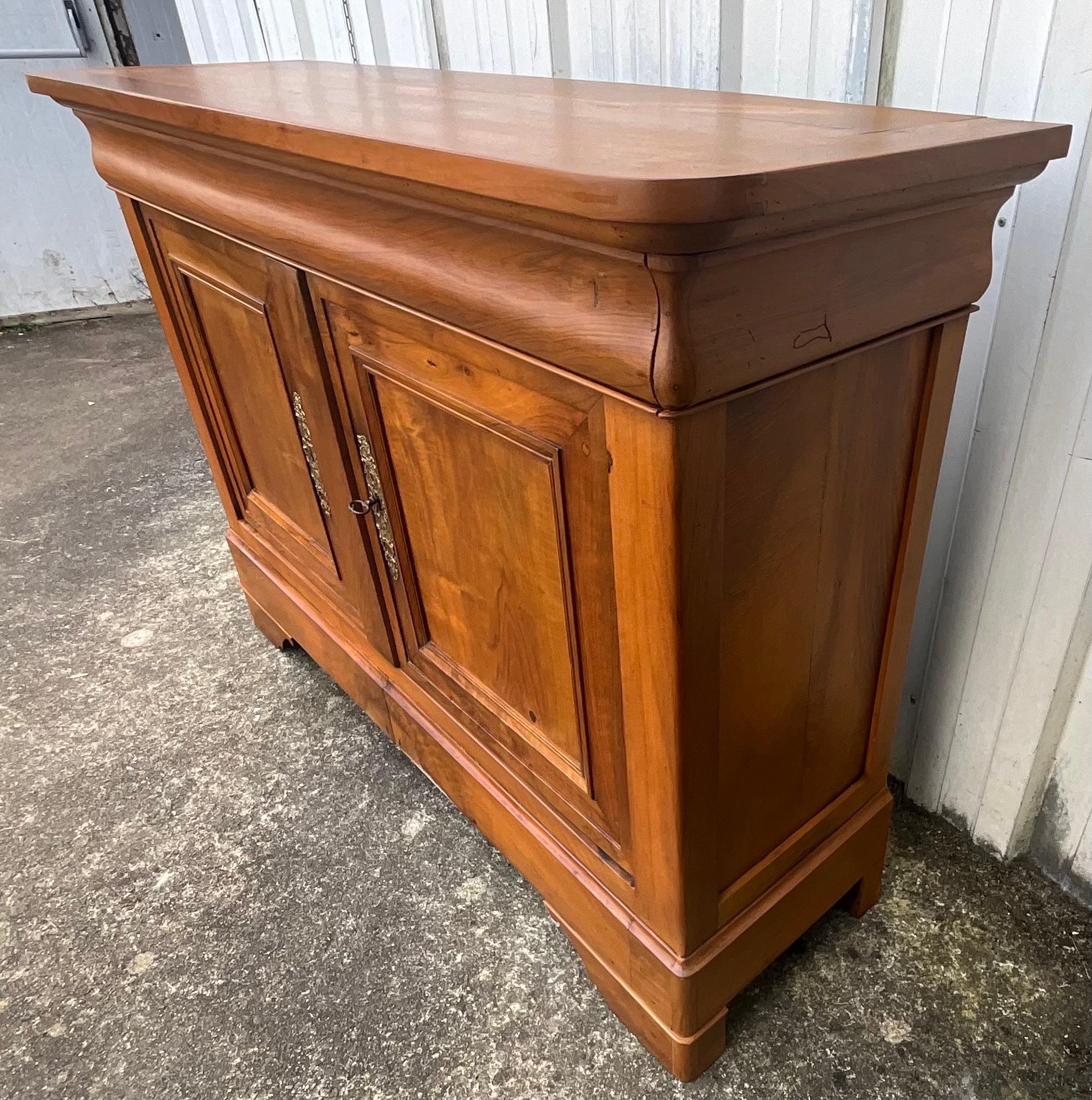 Aparador Bajo De Nogal Macizo, Estilo Louis Philippe, Finales Siglo XIX Luis Felipe en venta