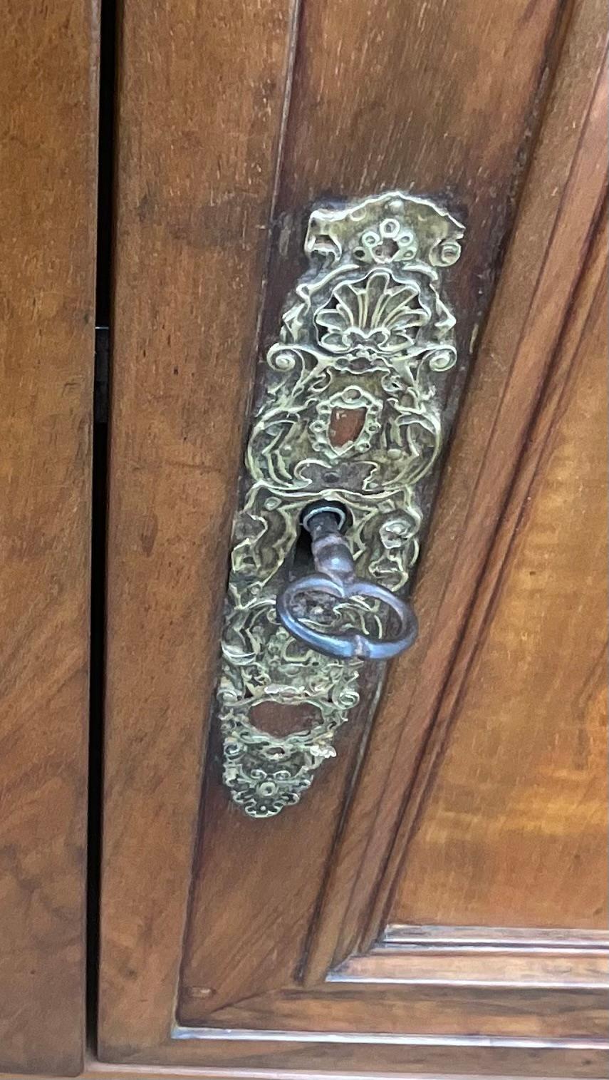 Aparador Bajo De Nogal Macizo, Estilo Louis Philippe, Finales Siglo XIX en Bueno estado para la venta en SAINT-CLÉMENT-DE-LA-PLACE, FR