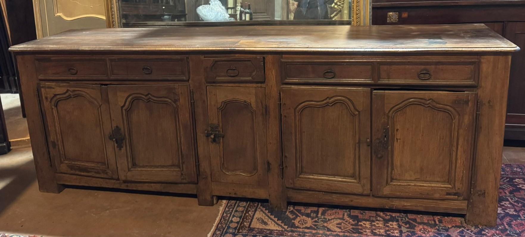 Buffet bas, cinq portes à panneaux sculptés et cinq tiroirs, France en vente 3