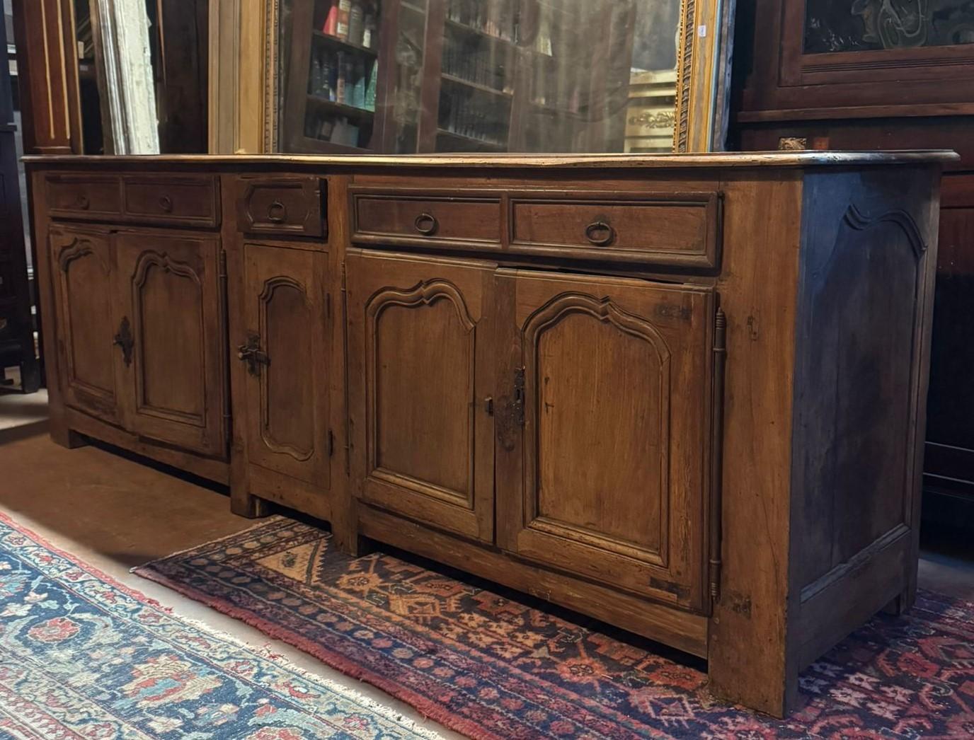 Buffet bas, cinq portes à panneaux sculptés et cinq tiroirs, France en vente 5