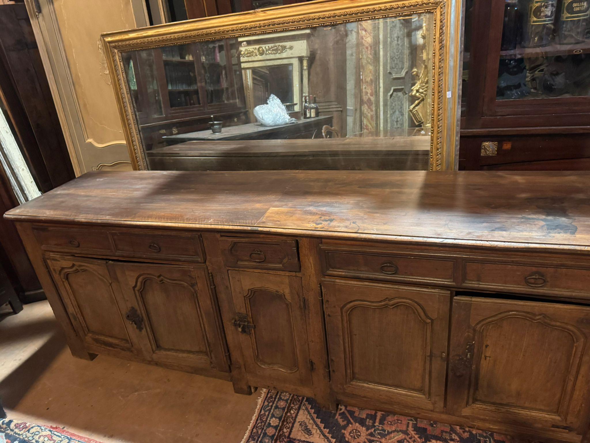 Français Buffet bas, cinq portes à panneaux sculptés et cinq tiroirs, France en vente