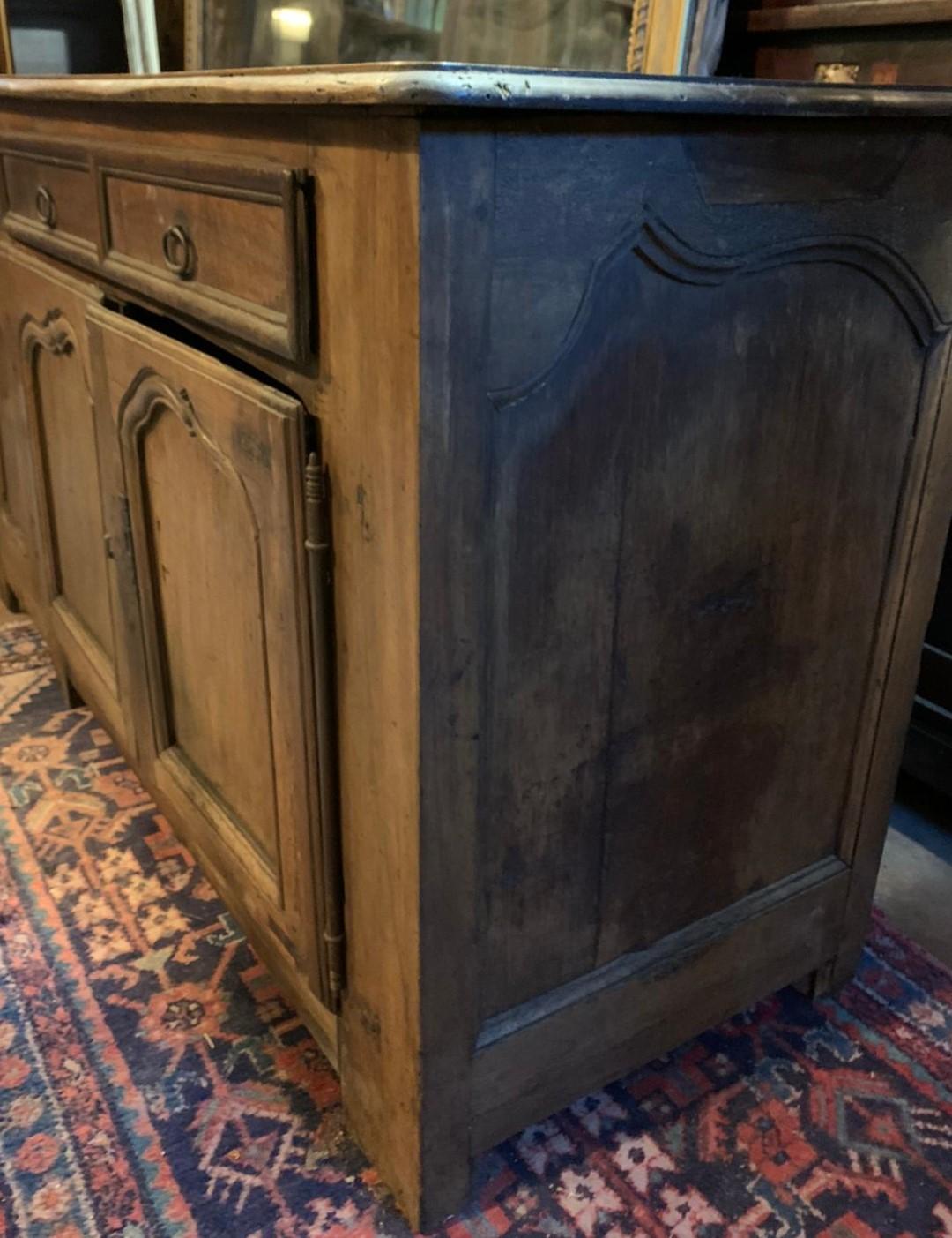 Buffet bas, cinq portes à panneaux sculptés et cinq tiroirs, France Bon état - En vente à Cuneo, Italy (CN)