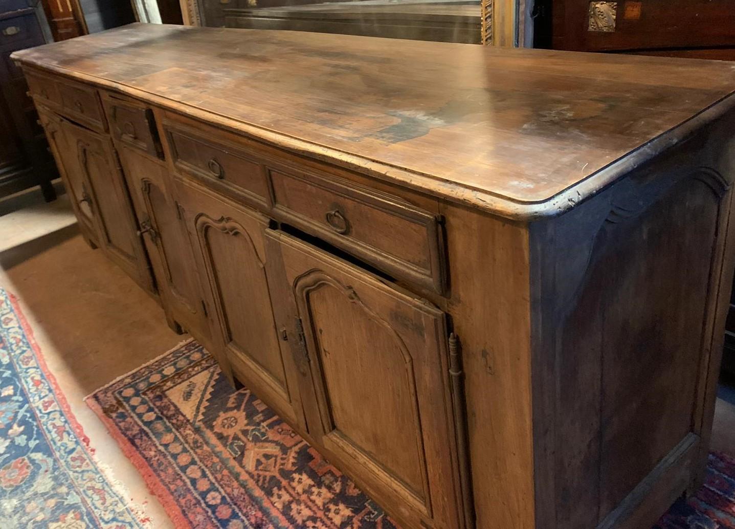 XVIIIe siècle et antérieur Buffet bas, cinq portes à panneaux sculptés et cinq tiroirs, France en vente