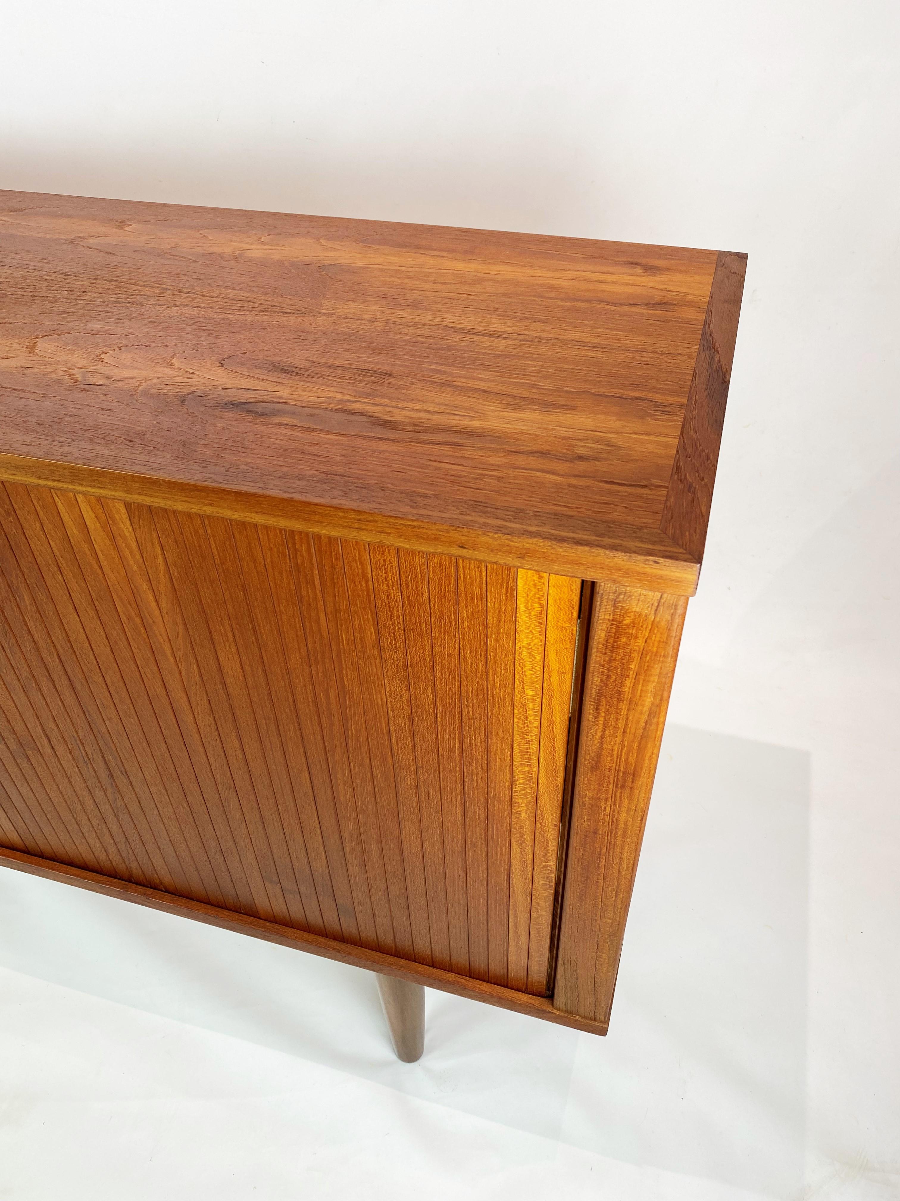 Mid-20th Century Low Sideboard with Sliding Doors in Teak of Danish Design, 1960s