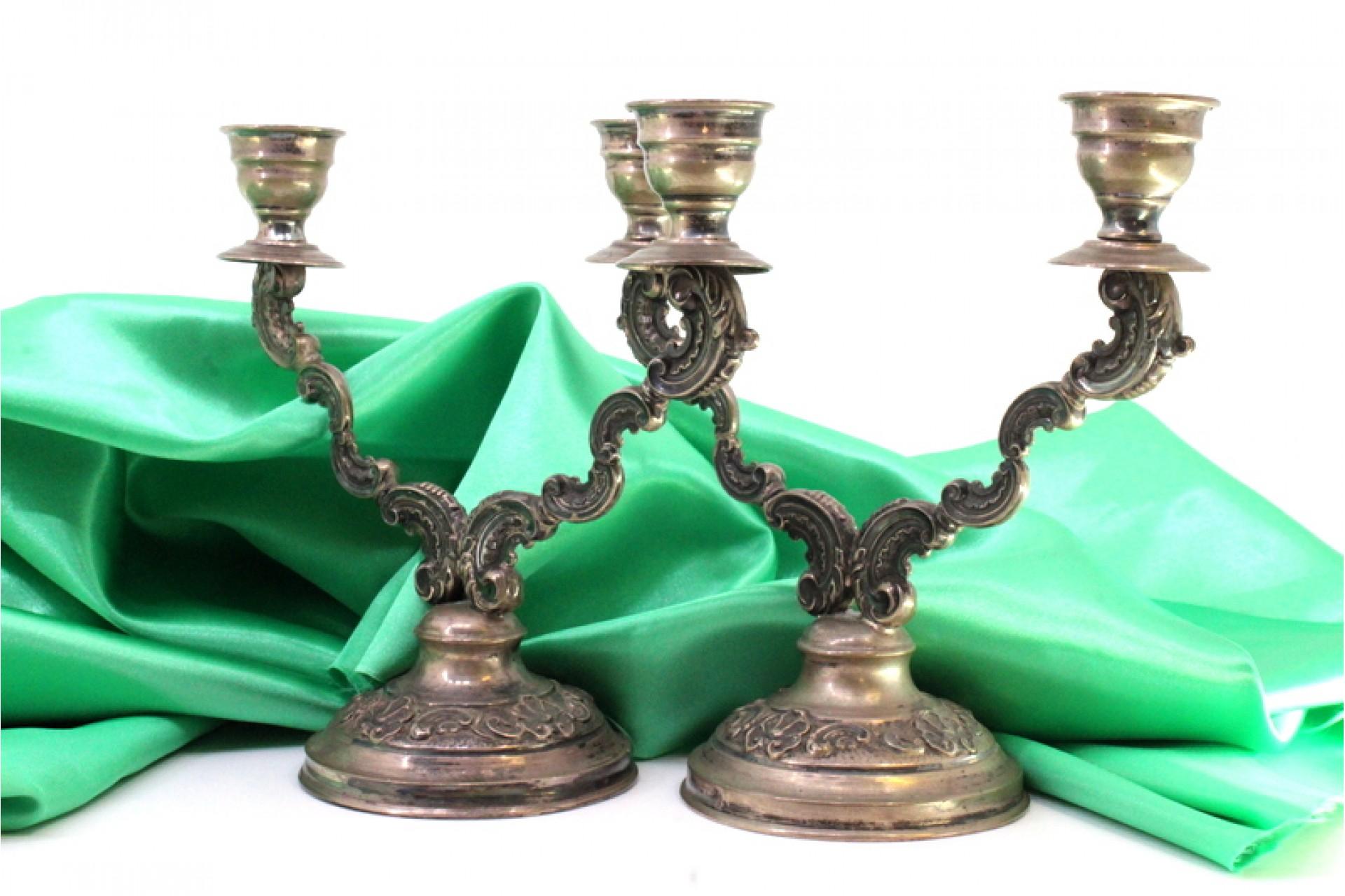 European Low silver candelabra with two lights and shell-relief circular bases For Sale