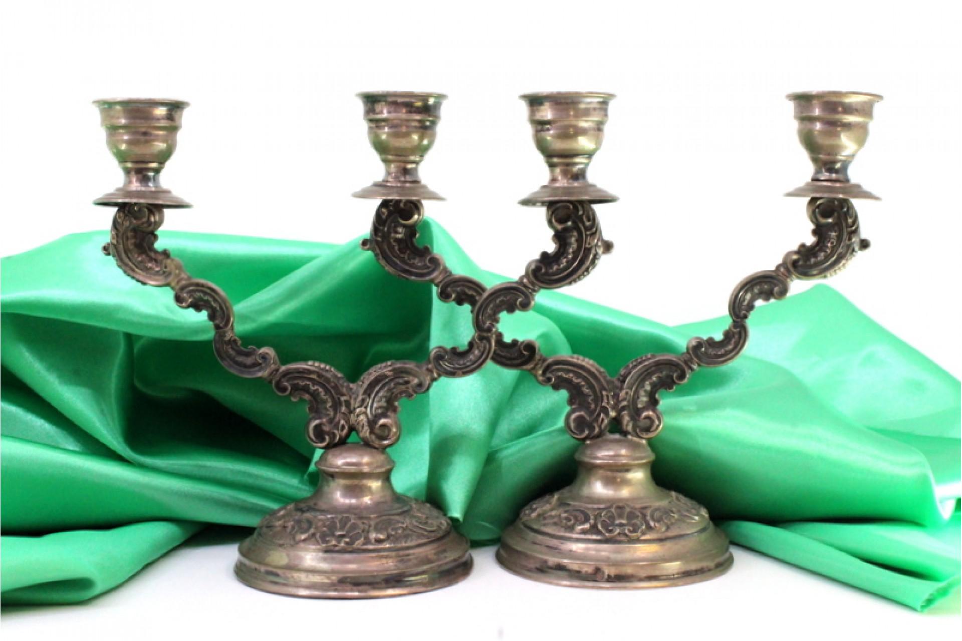 Low silver candelabra with two lights and shell-relief circular bases In Good Condition For Sale In Porto, PT