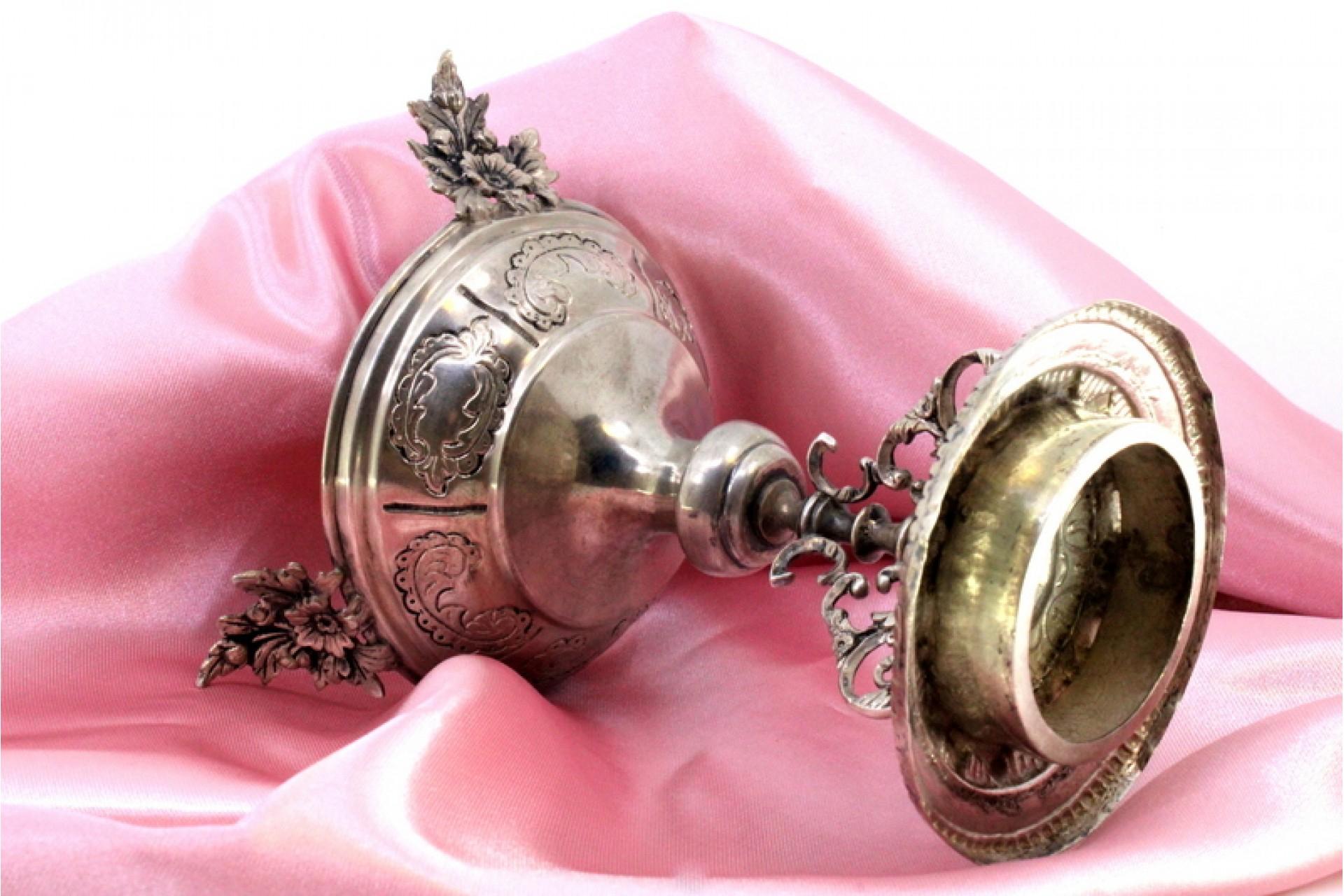 Low silver candlestick with relief engravings on round base with three legs In Good Condition For Sale In Porto, PT