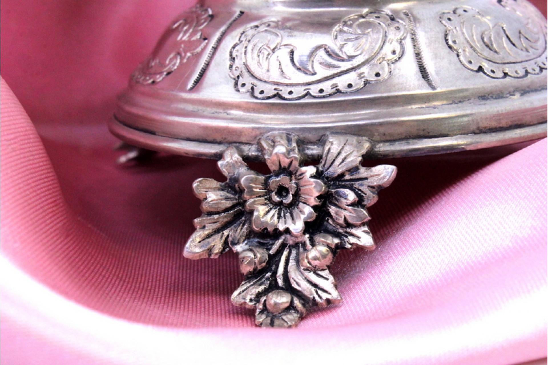 19th Century Low silver candlestick with relief engravings on round base with three legs For Sale