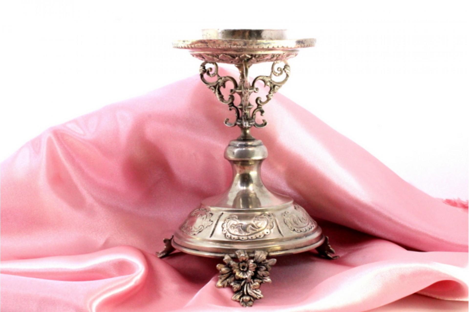 Low silver candlestick with relief engravings on round base with three legs For Sale 1