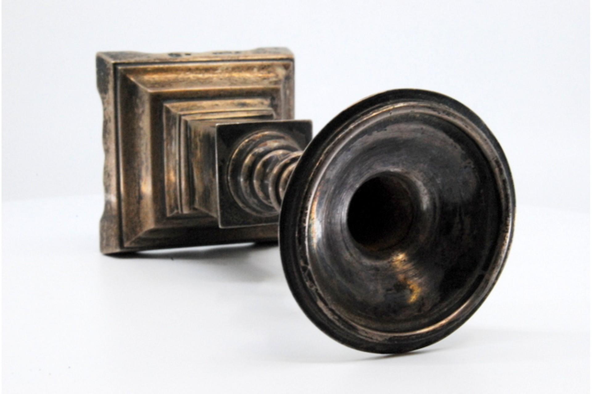 Low silver candlestick with square shaft and base In Good Condition For Sale In Porto, PT