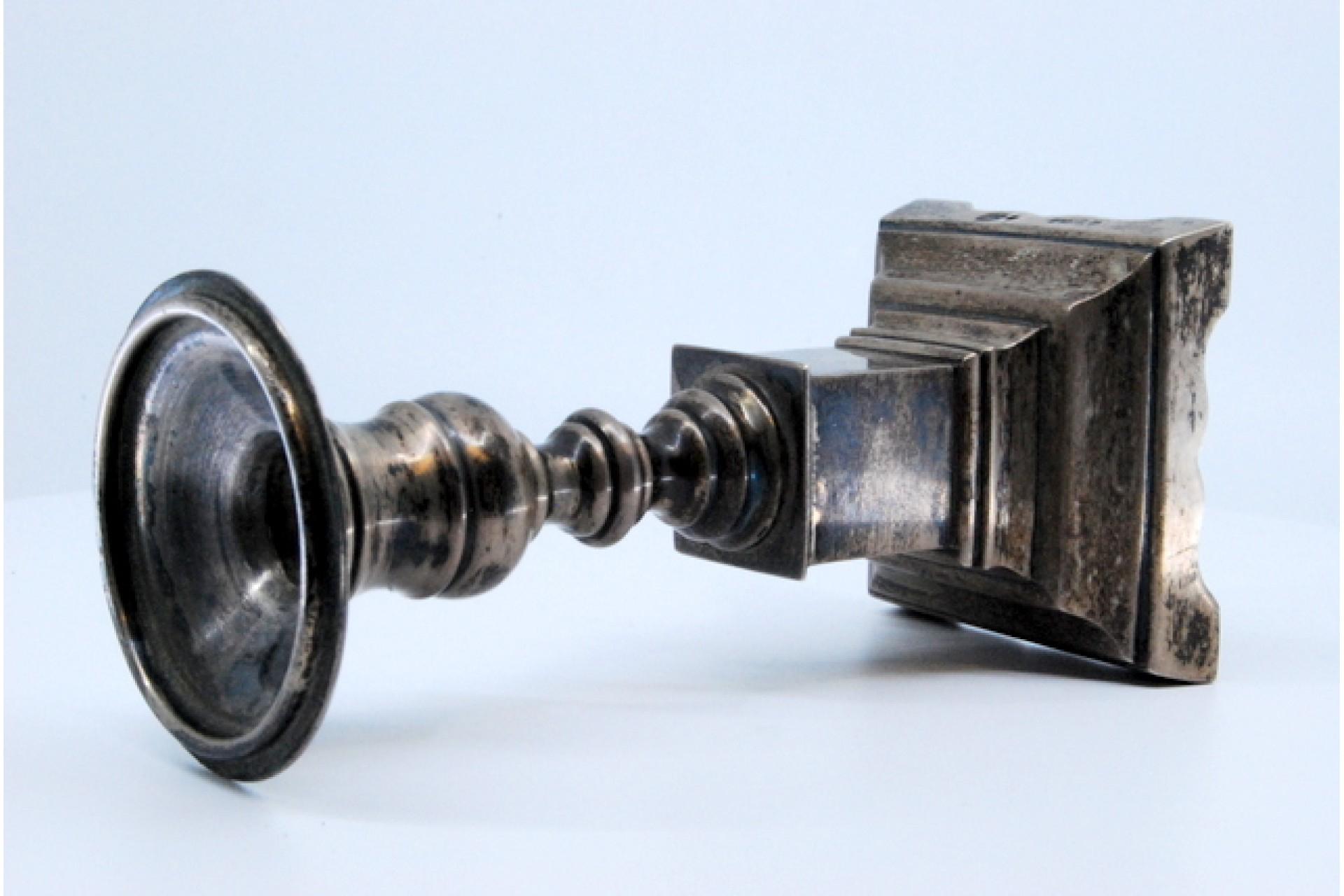 20th Century Low silver candlestick with square shaft and base For Sale