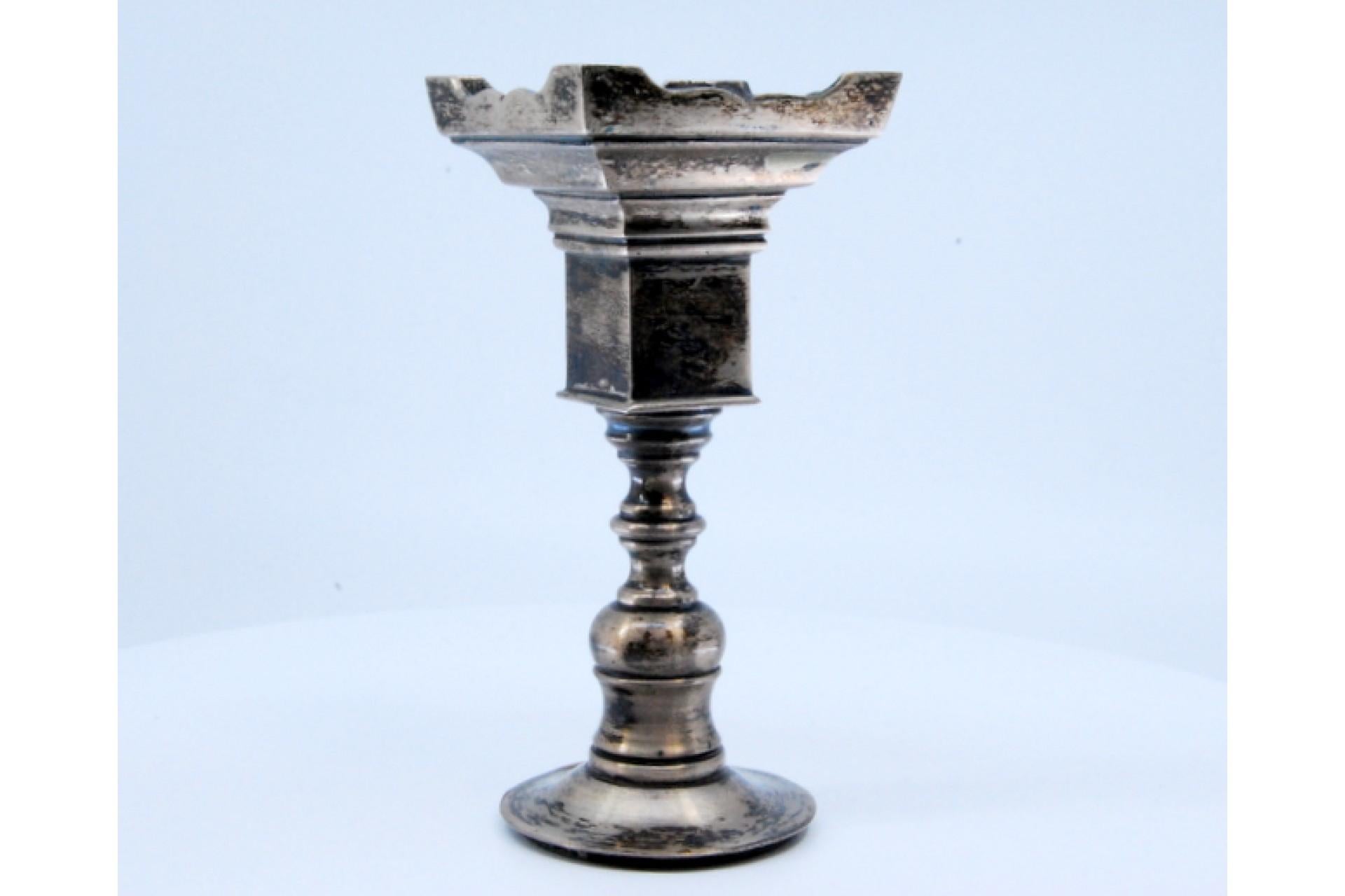 Low silver candlestick with square shaft and base For Sale 1