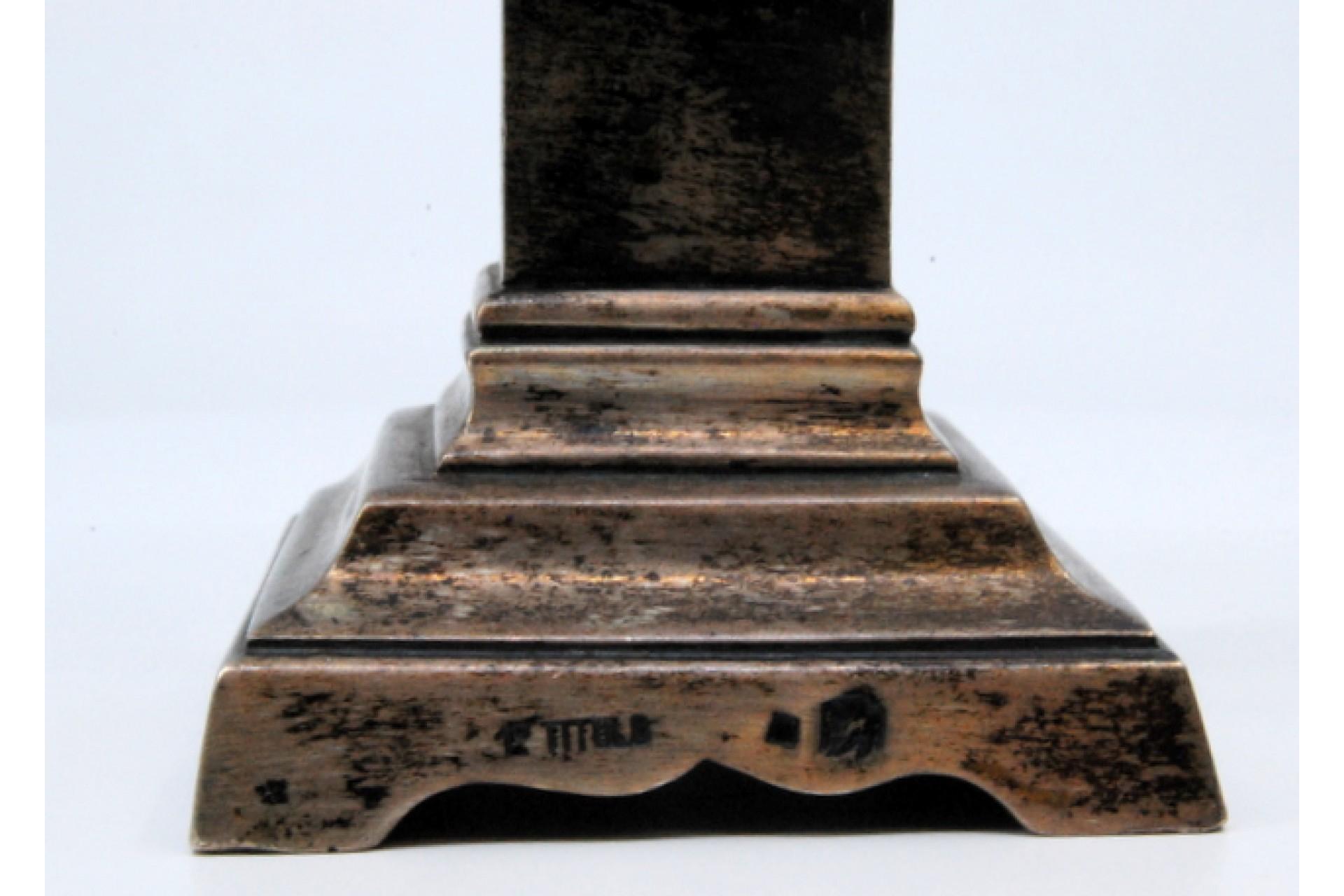 Low silver candlestick with square shaft and base For Sale 2