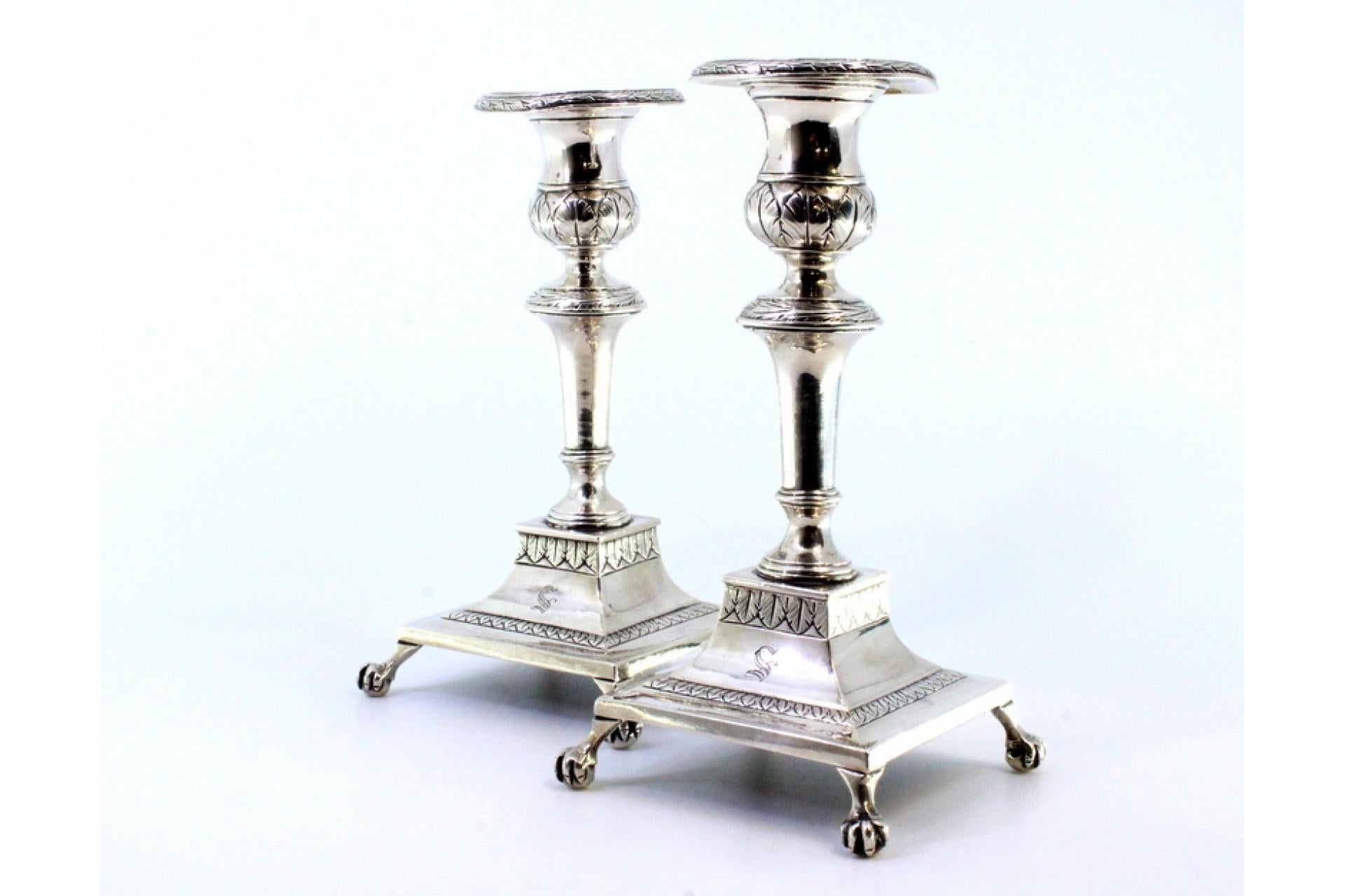 Low silver candlesticks with engraved shafts and four claw-shaped feet In Good Condition For Sale In Porto, PT
