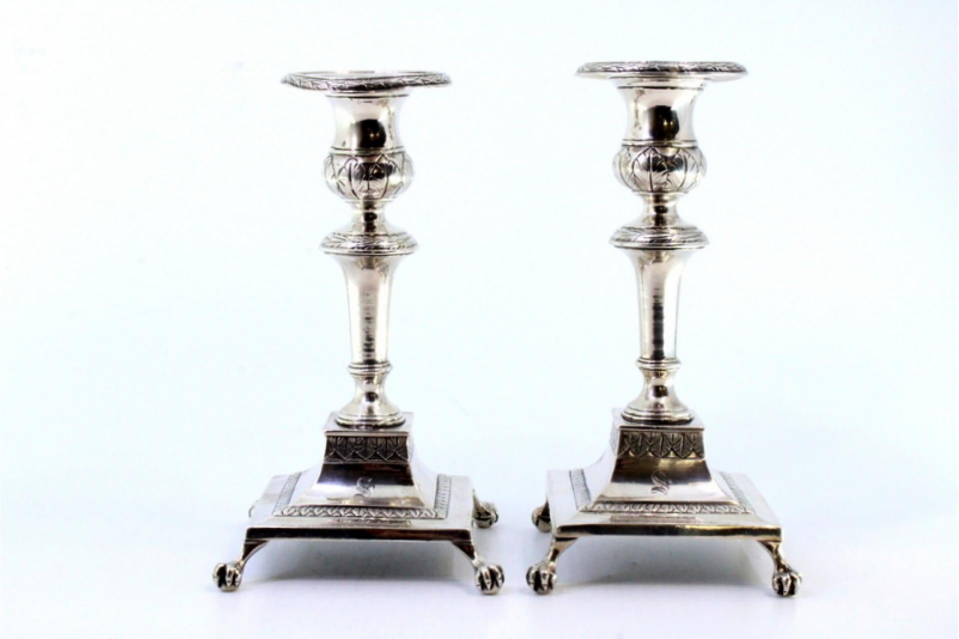 18th Century Low silver candlesticks with engraved shafts and four claw-shaped feet For Sale