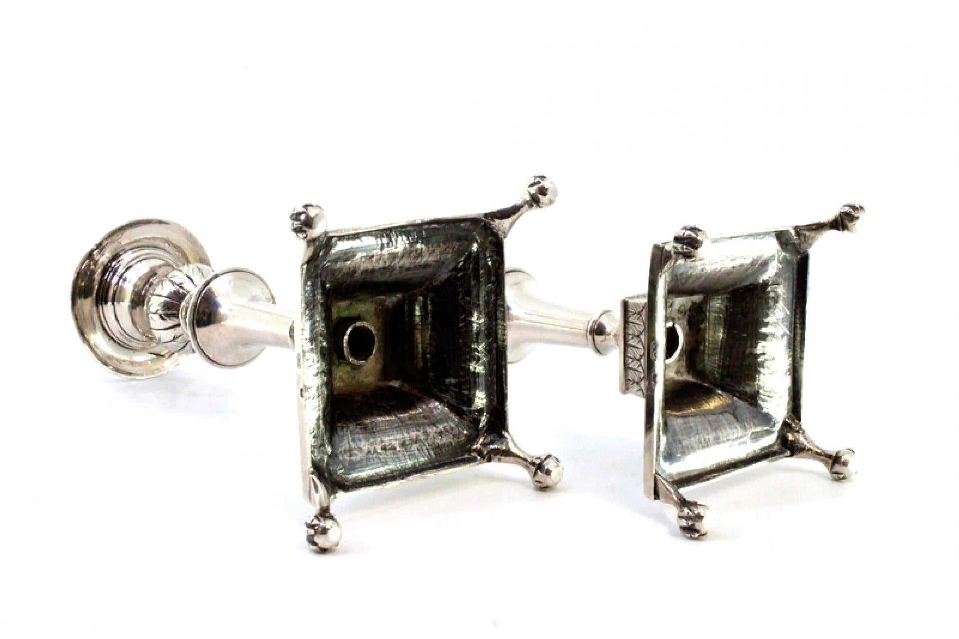 Low silver candlesticks with engraved shafts and four claw-shaped feet For Sale 2