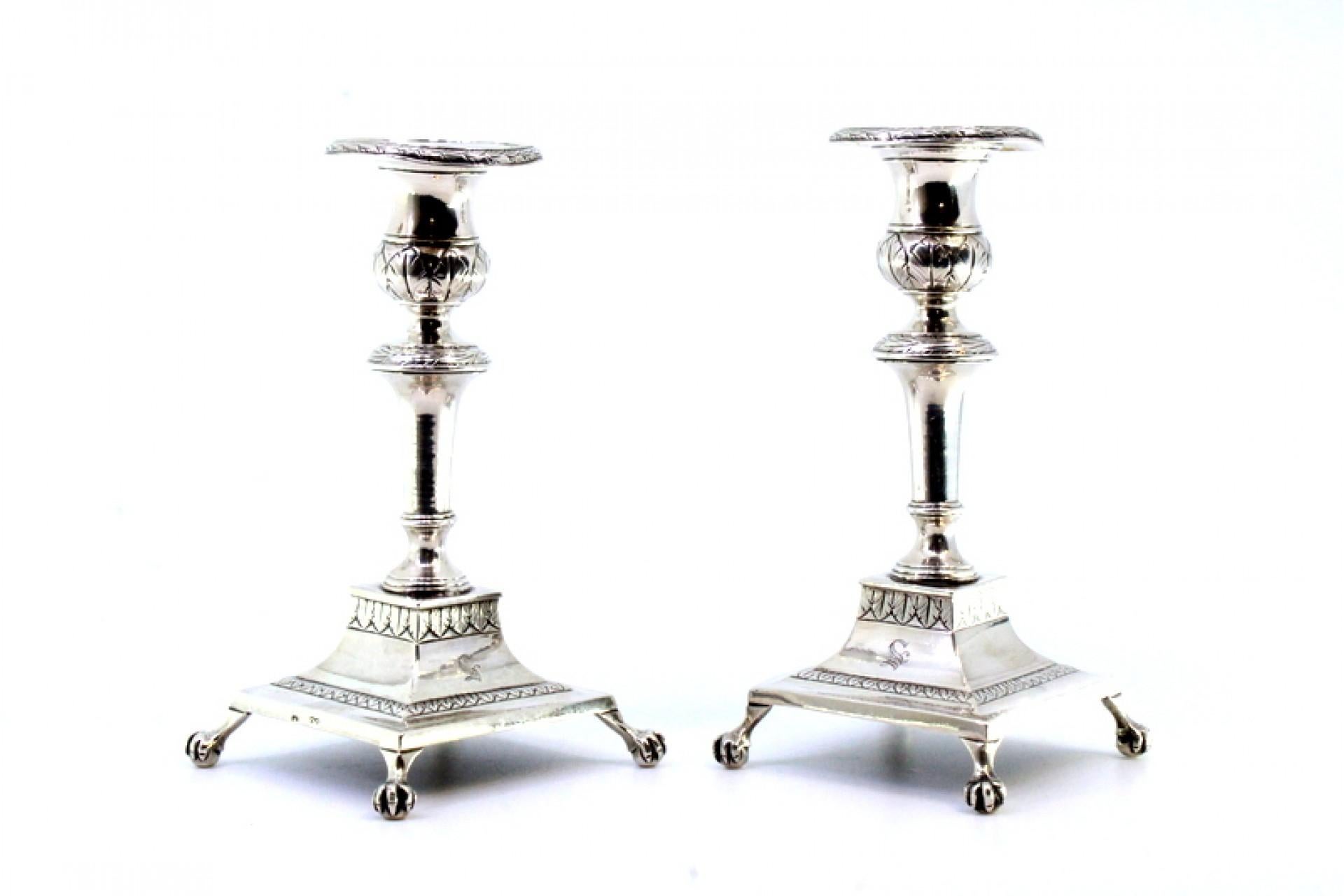 Low silver candlesticks with engraved shafts and four claw-shaped feet For Sale 3