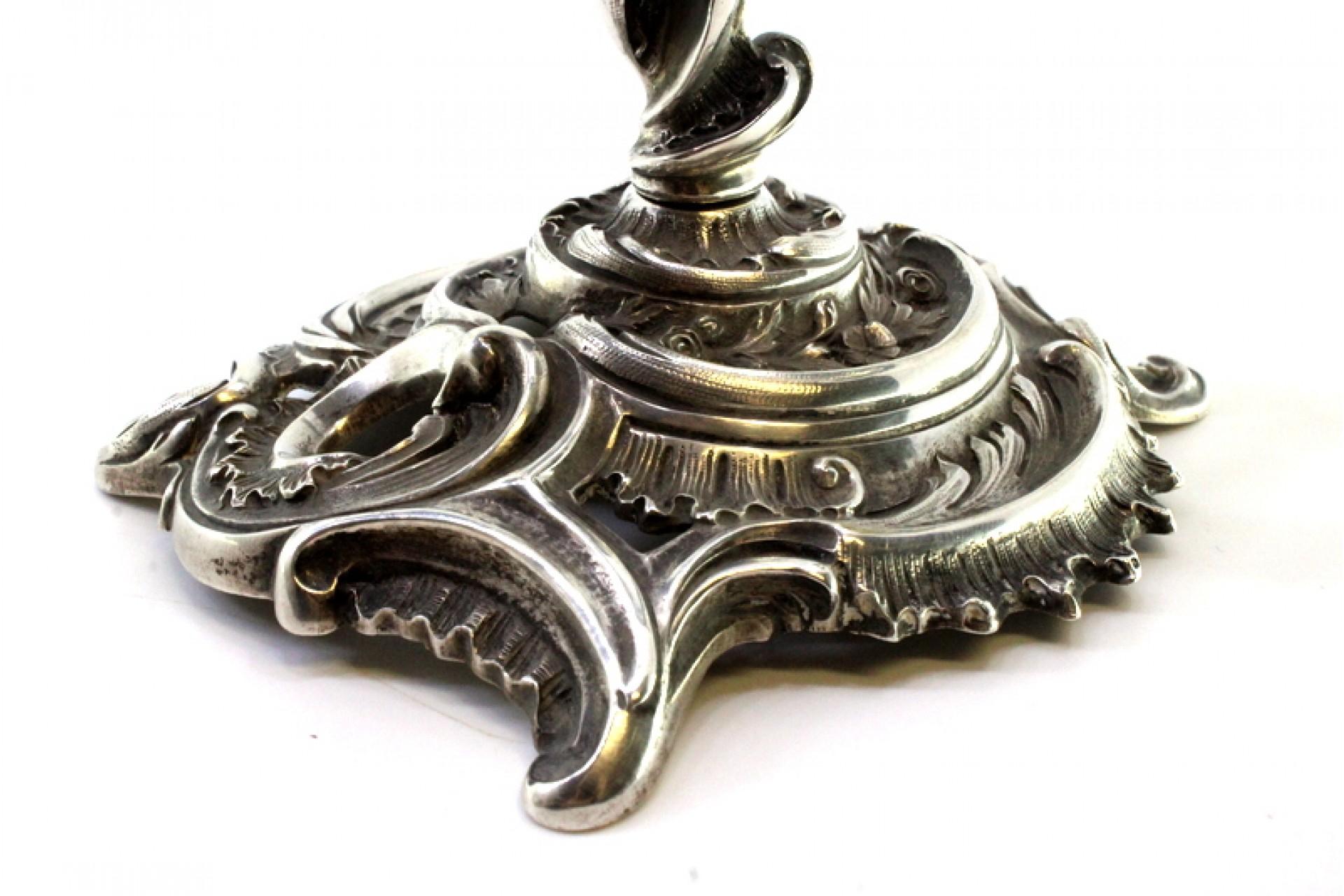 Low silver two-light candelabra with shells, garlands and cut-out bases In Good Condition For Sale In Porto, PT