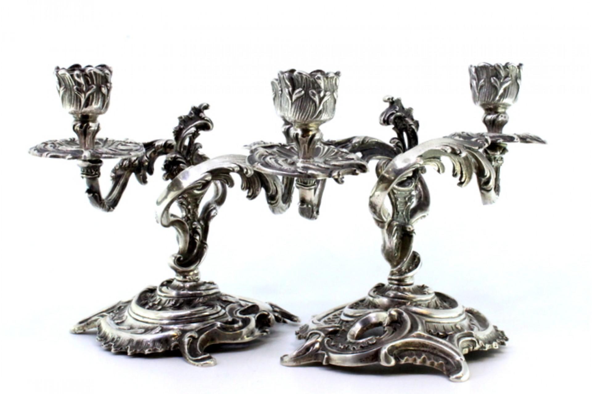 Low silver two-light candelabra with shells, garlands and cut-out bases For Sale 1