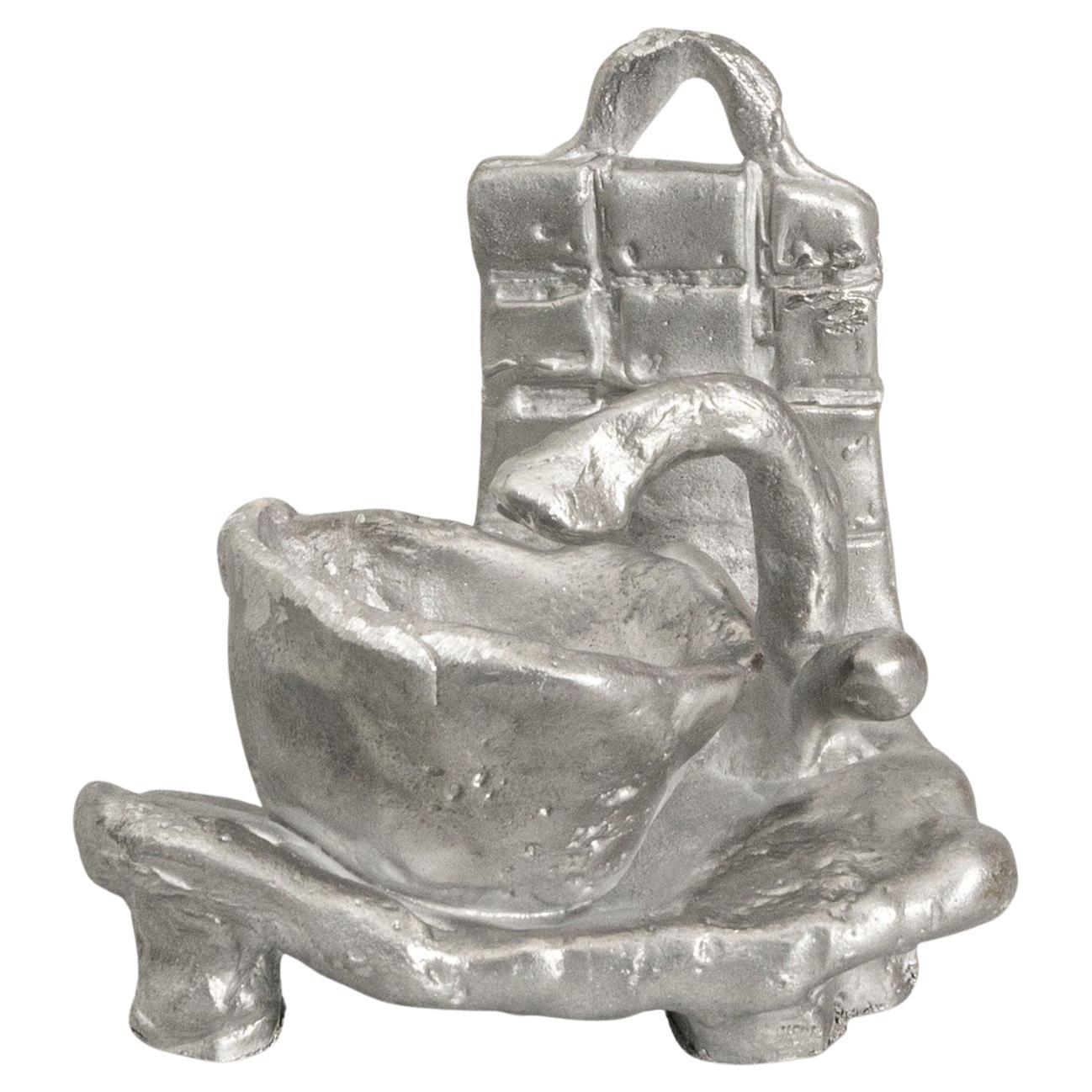 Sculpture sur pied en aluminium coulé faite à la main représentant « Low Sink » (un évier)