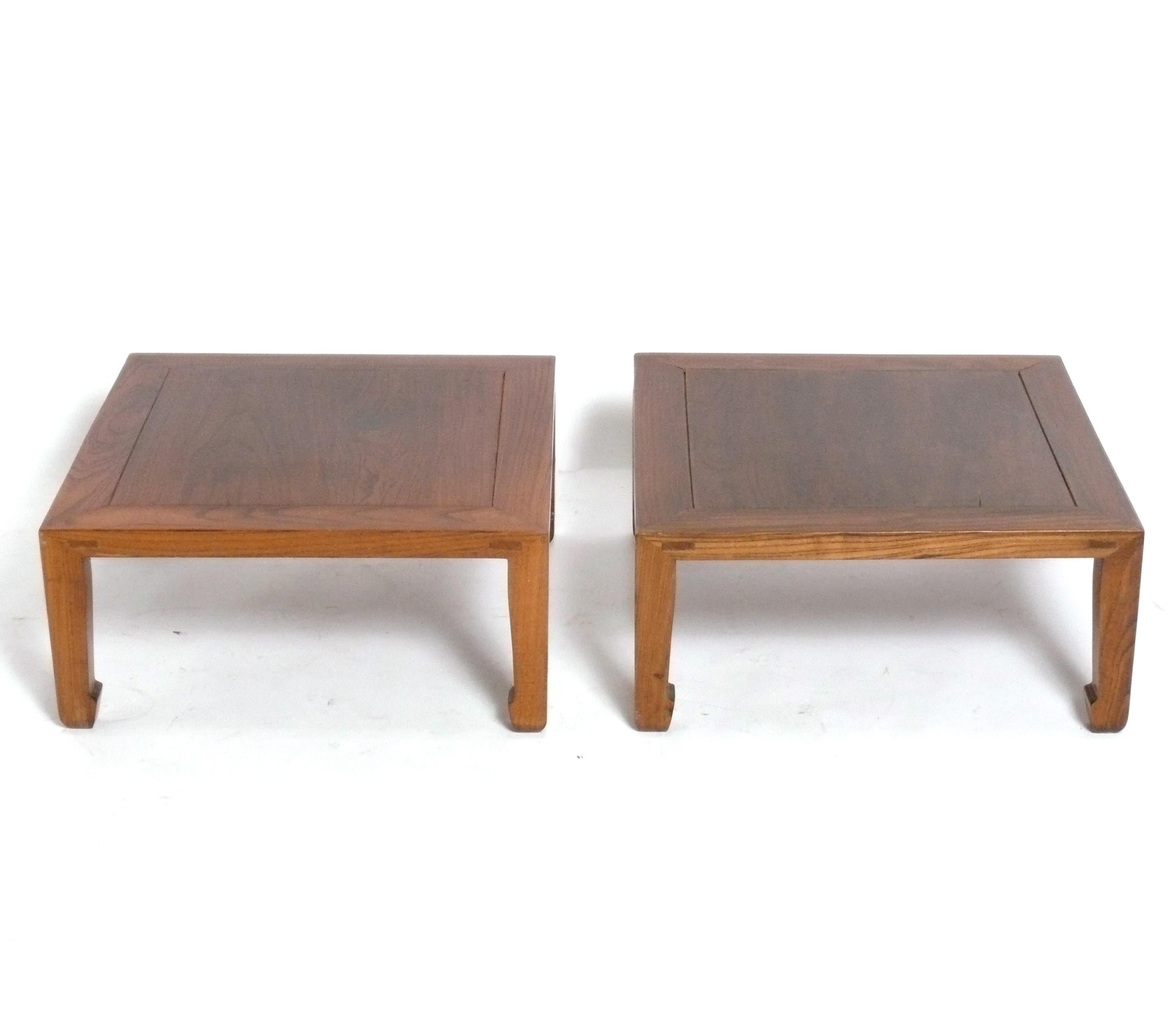 Asiatische Beistelltische oder Nachttische mit niedriger Lehne (Chinoiserie) im Angebot