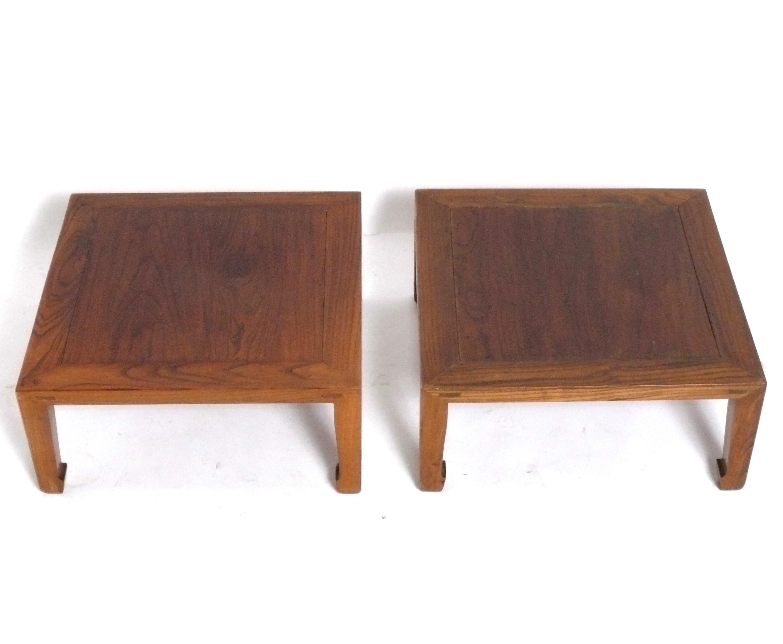 Asiatische Beistelltische oder Nachttische mit niedriger Lehne (Chinesisch) im Angebot