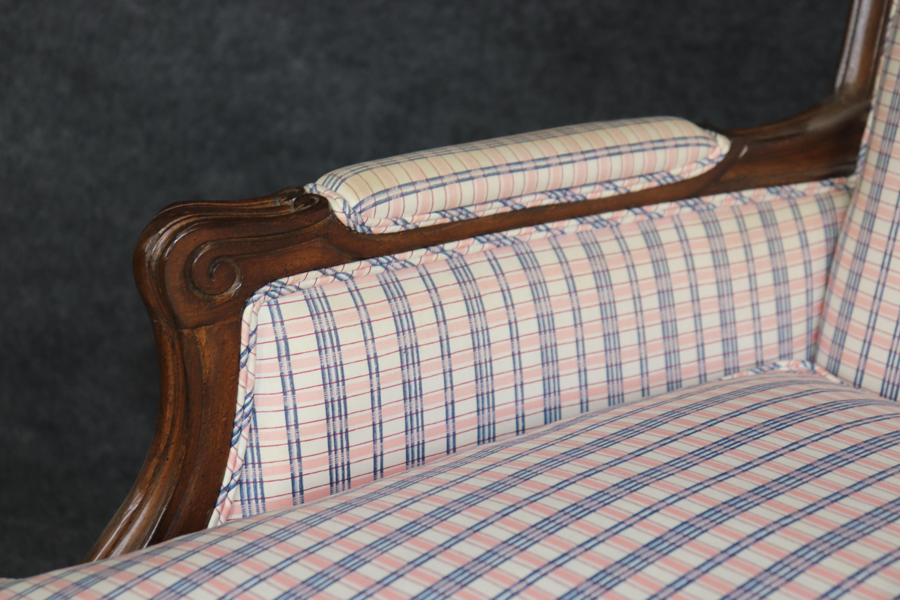 Paire de chaises basses en noyer sculpté françaises Louis XV Bergere en vente 4